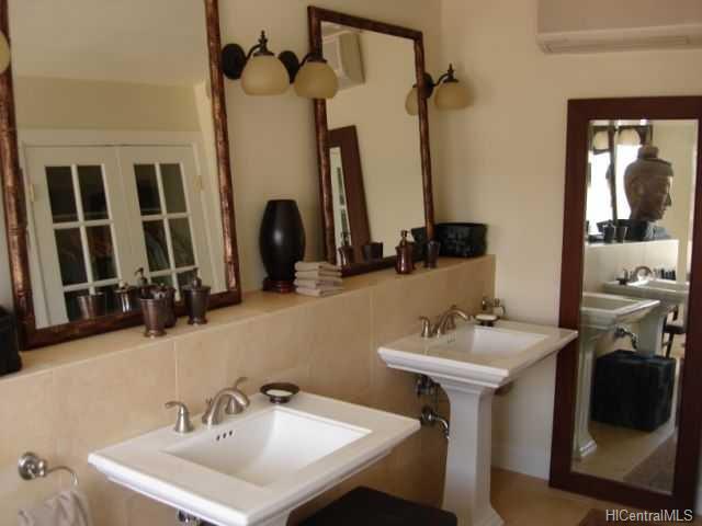 155 Paoakalani Avenue  Unit PH2