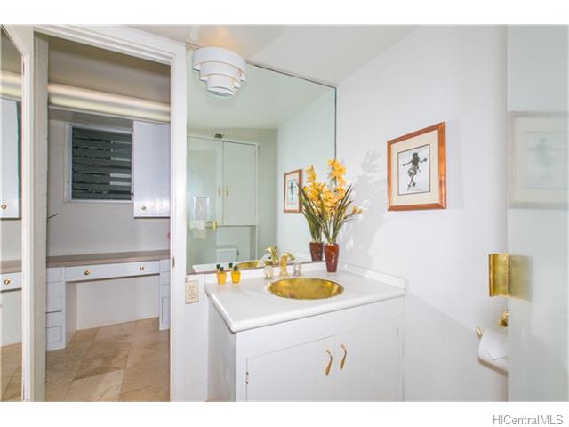 2957 Kalakaua Avenue  Unit 211