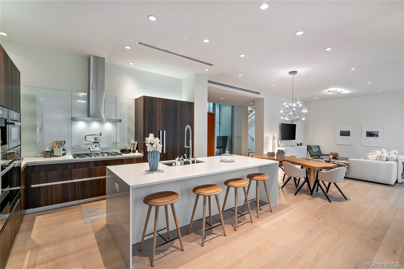 1118 Ala Moana Boulevard  Unit Villa 4