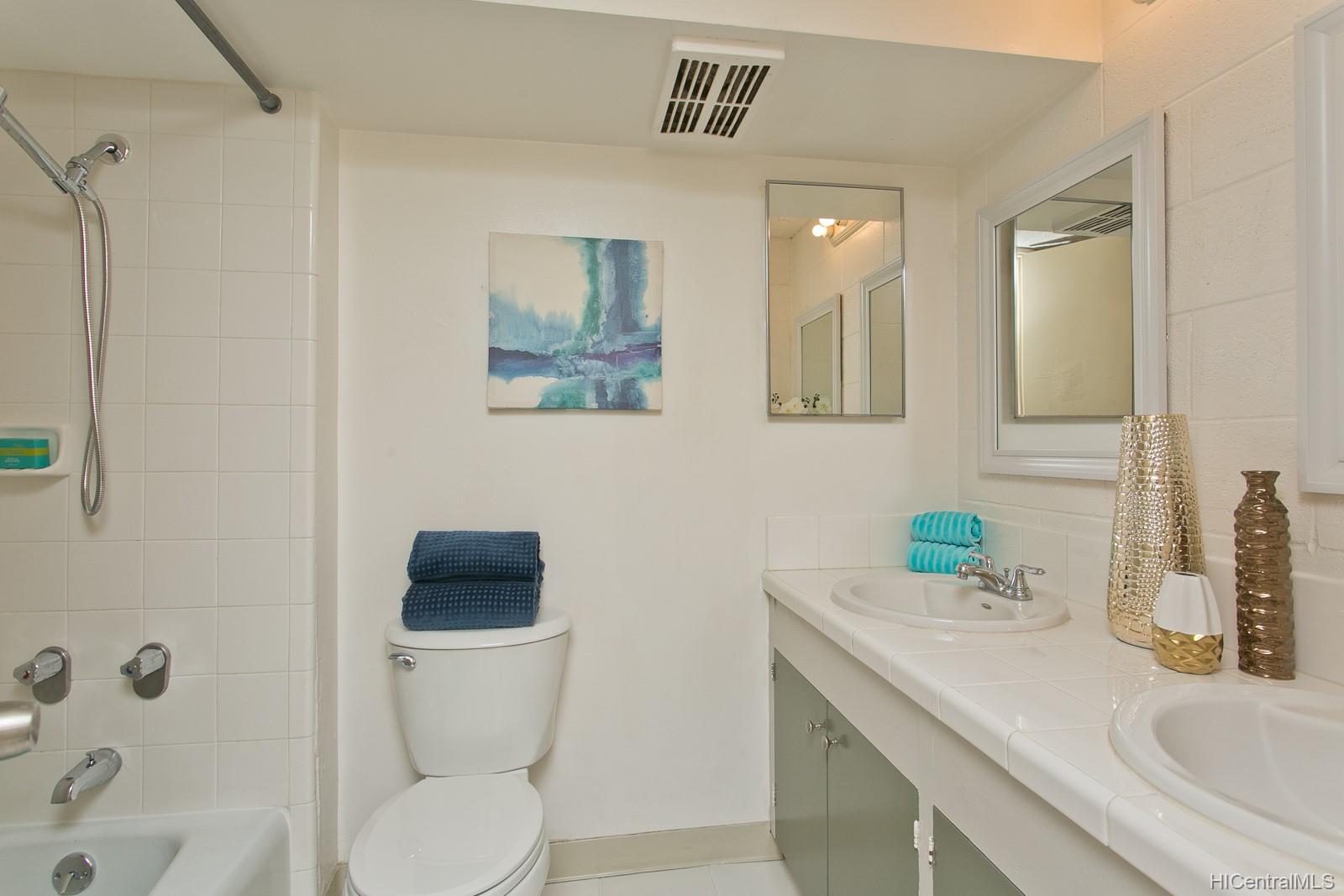 2501 Coyne Street  Unit 205