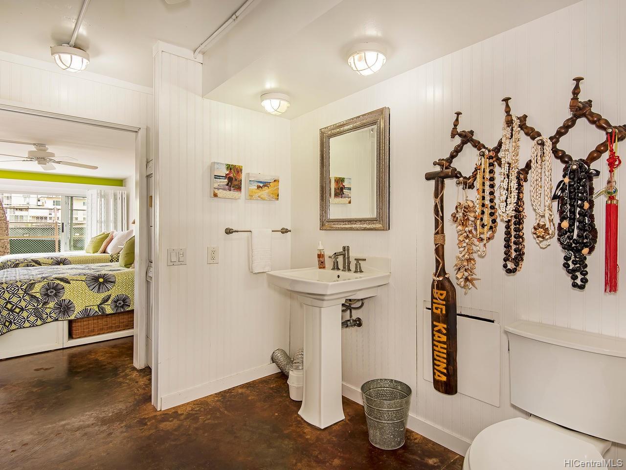 2895 Kalakaua Avenue  Unit 207
