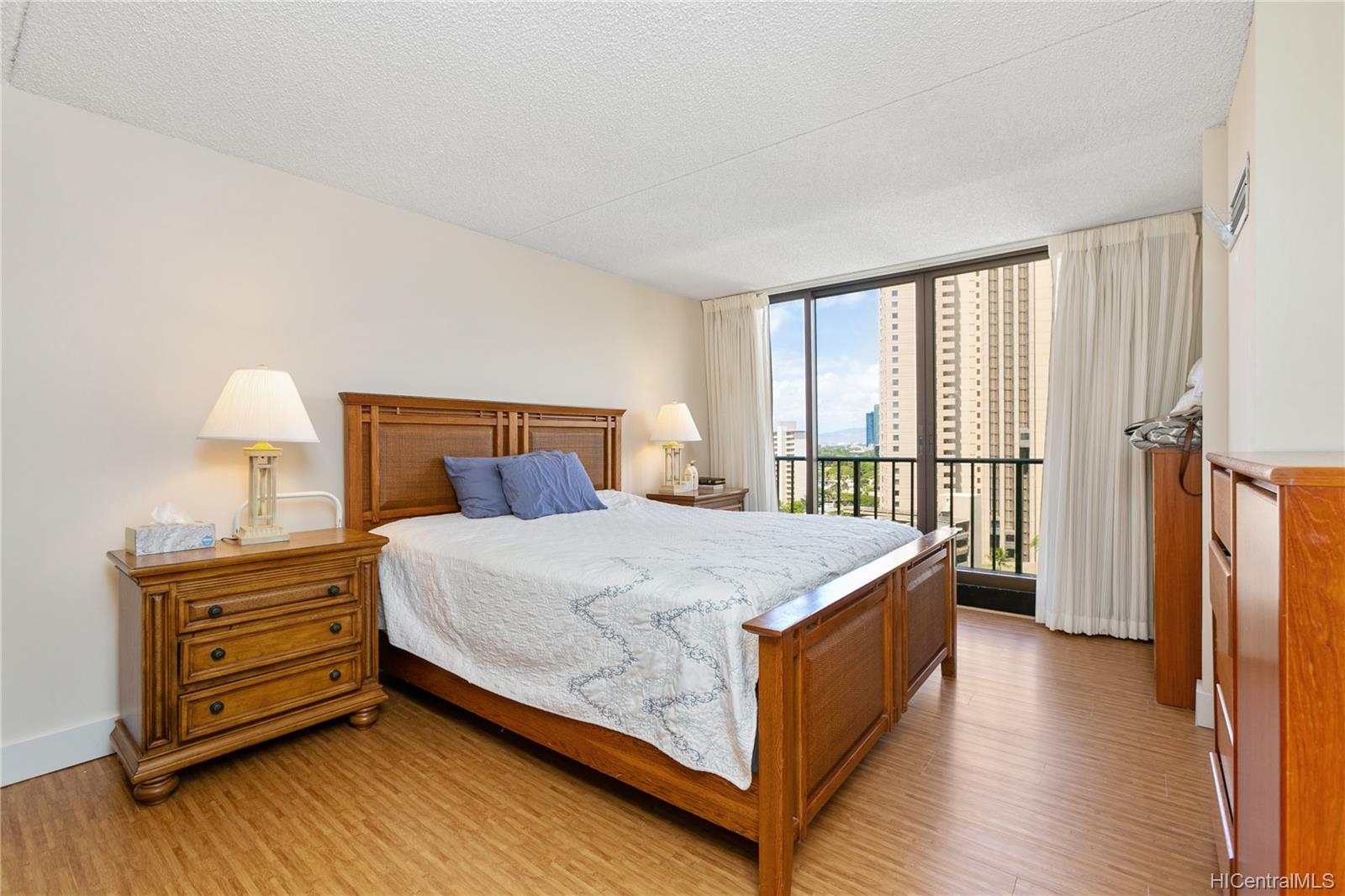 411 Hobron Lane  Unit 1512