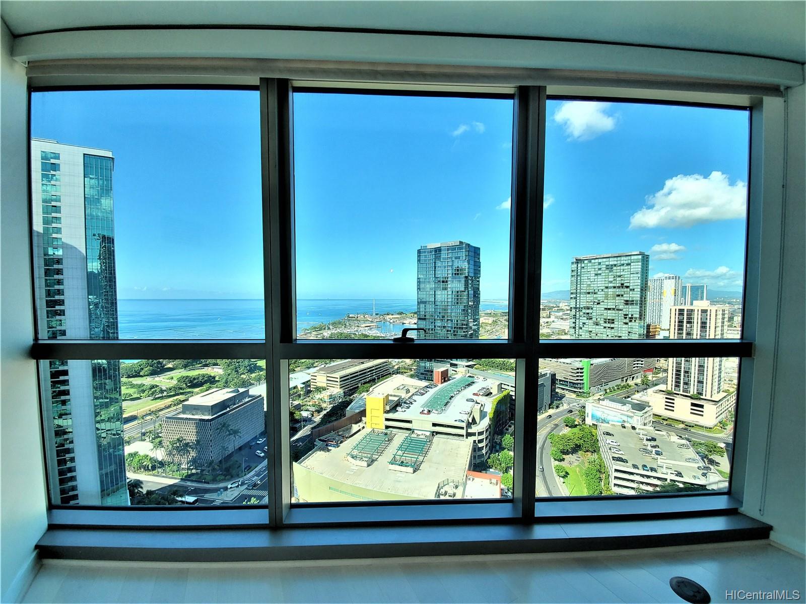 1177 Queen Street  Unit 3205