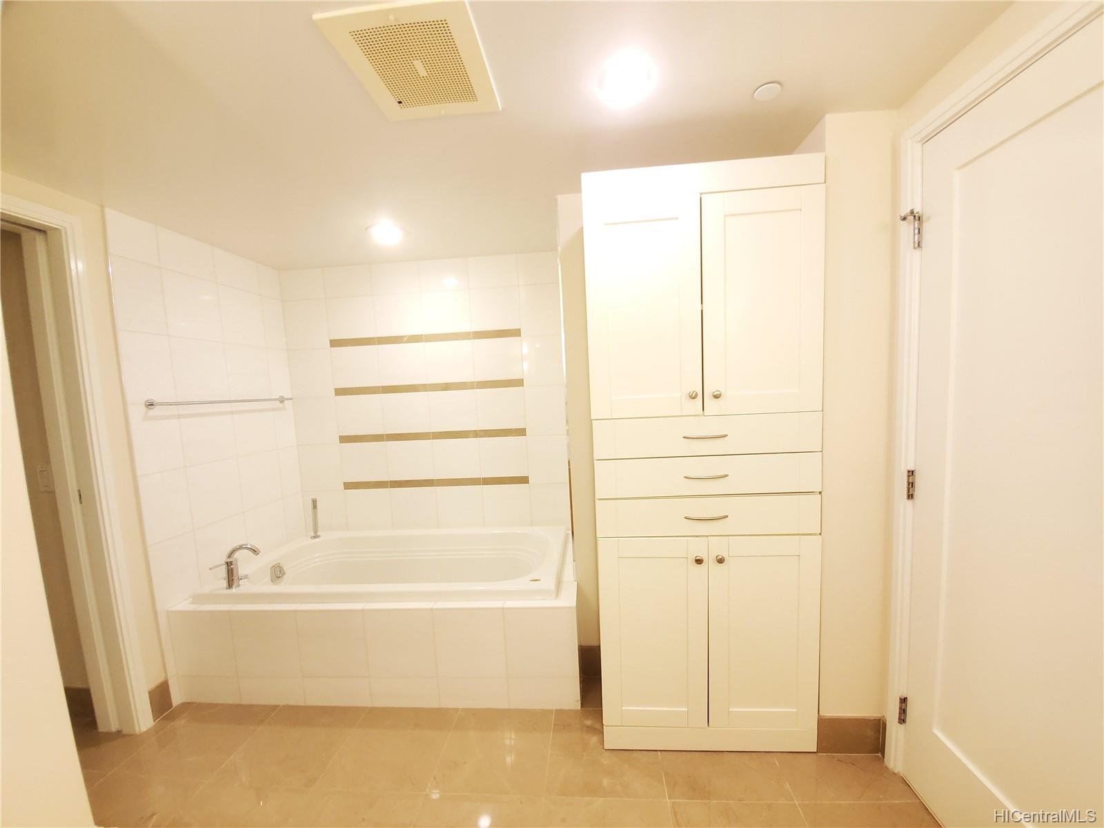 1177 Queen Street  Unit 3205
