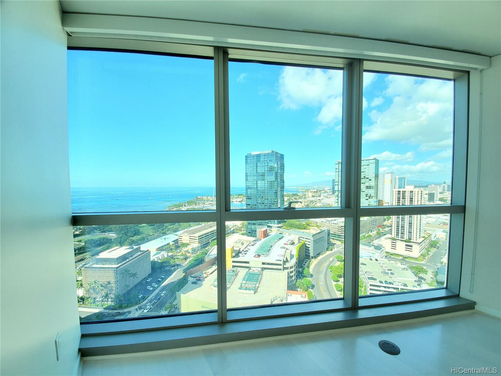 1177 Queen Street  Unit 3205