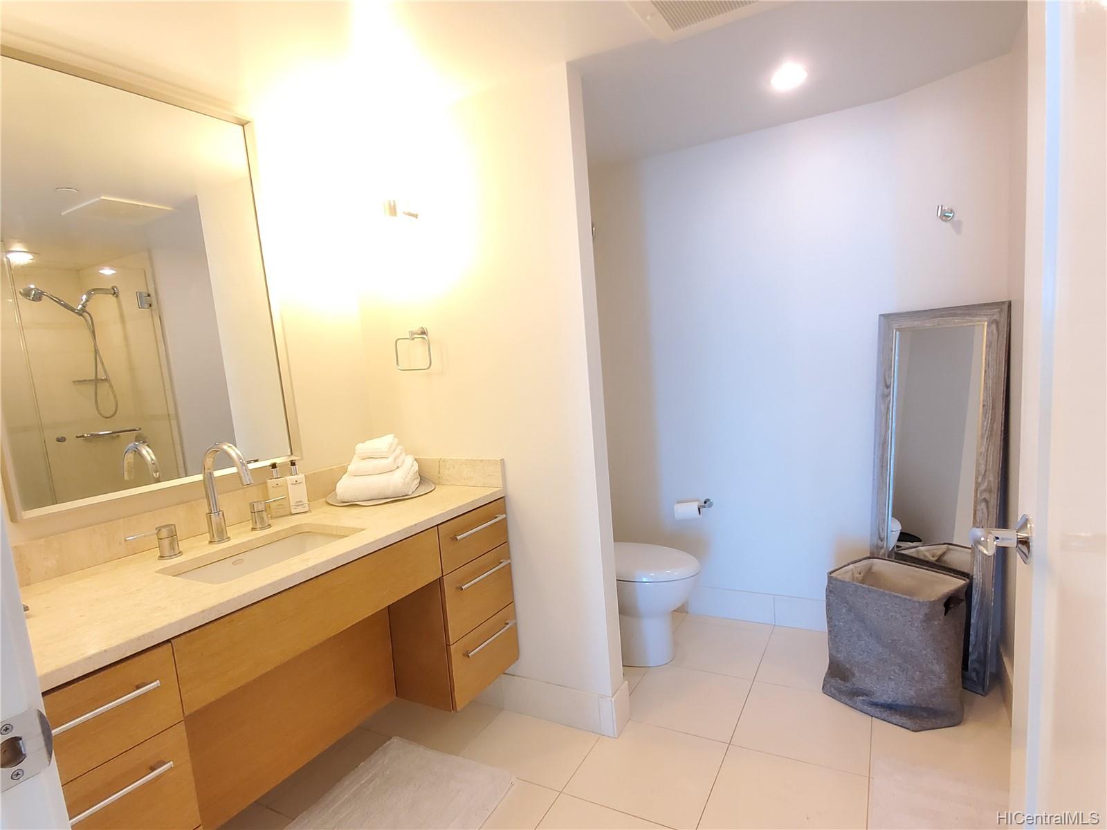 1177 Queen Street  Unit 3205