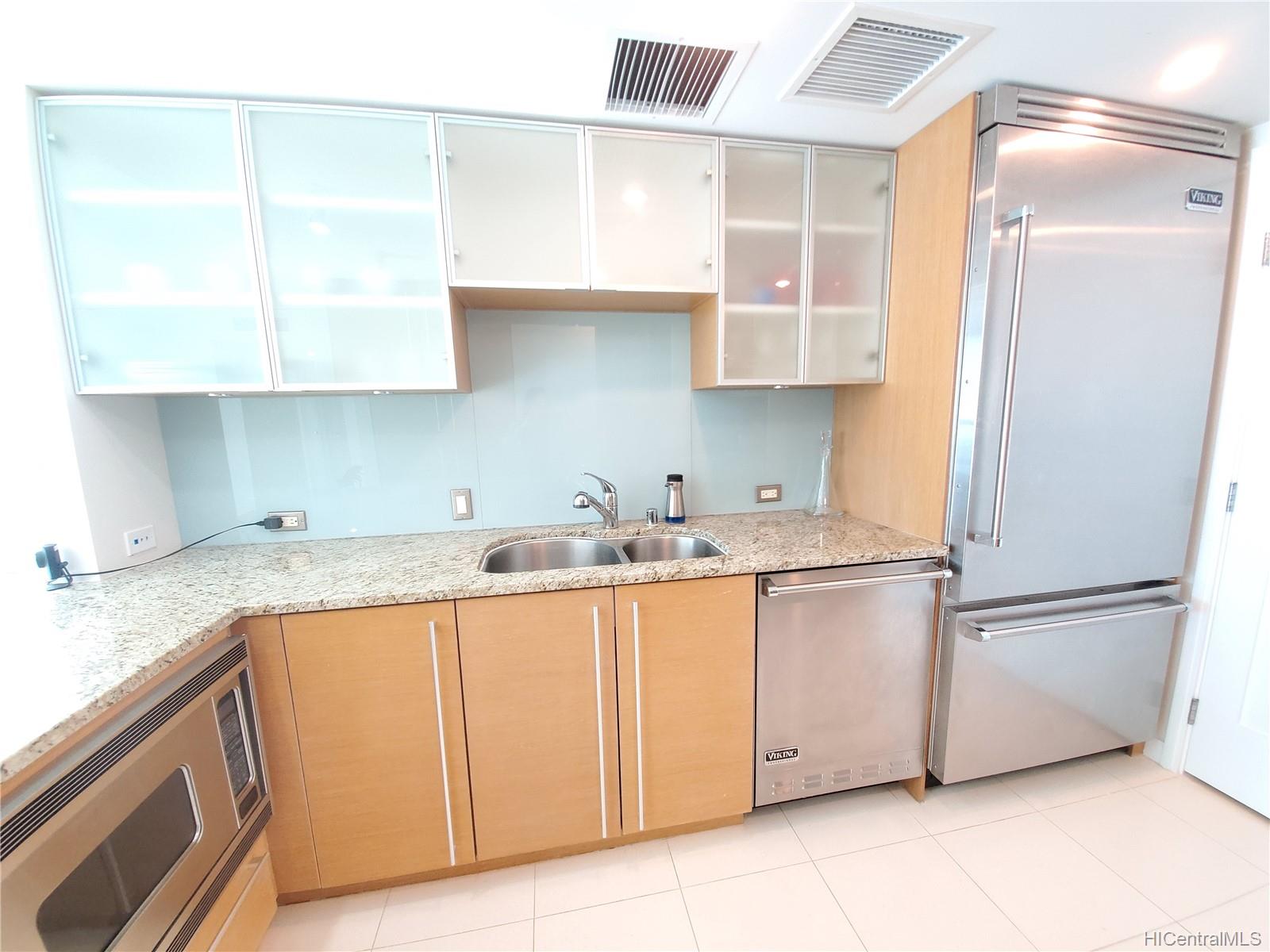 1177 Queen Street  Unit 3205