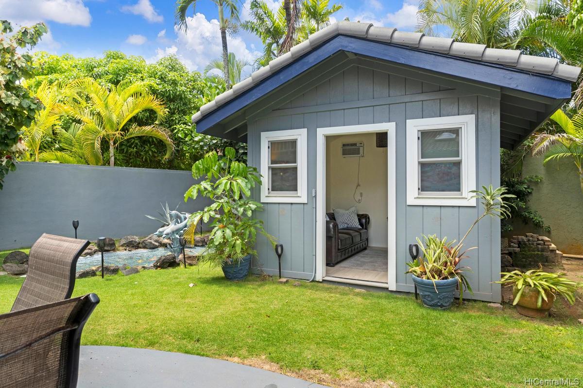 6 North Kalaheo Avenue