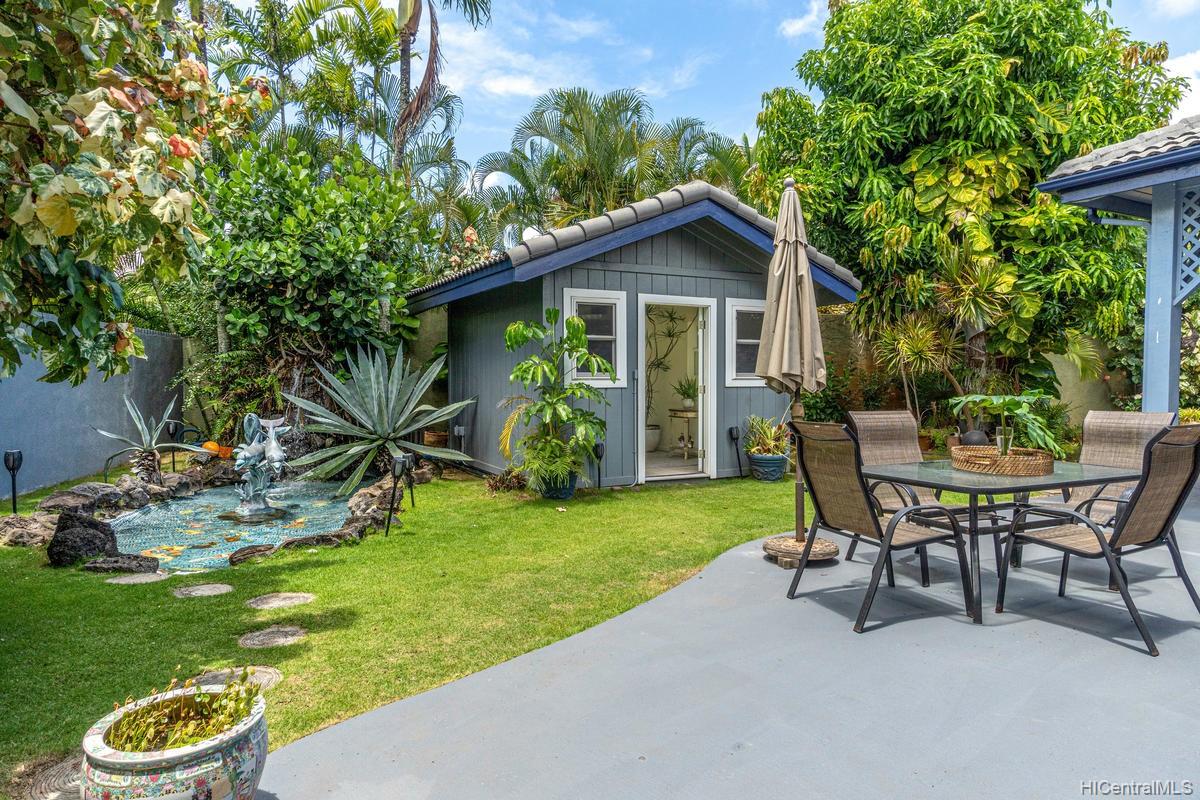 6 North Kalaheo Avenue