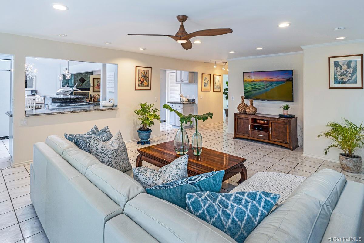 6 North Kalaheo Avenue
