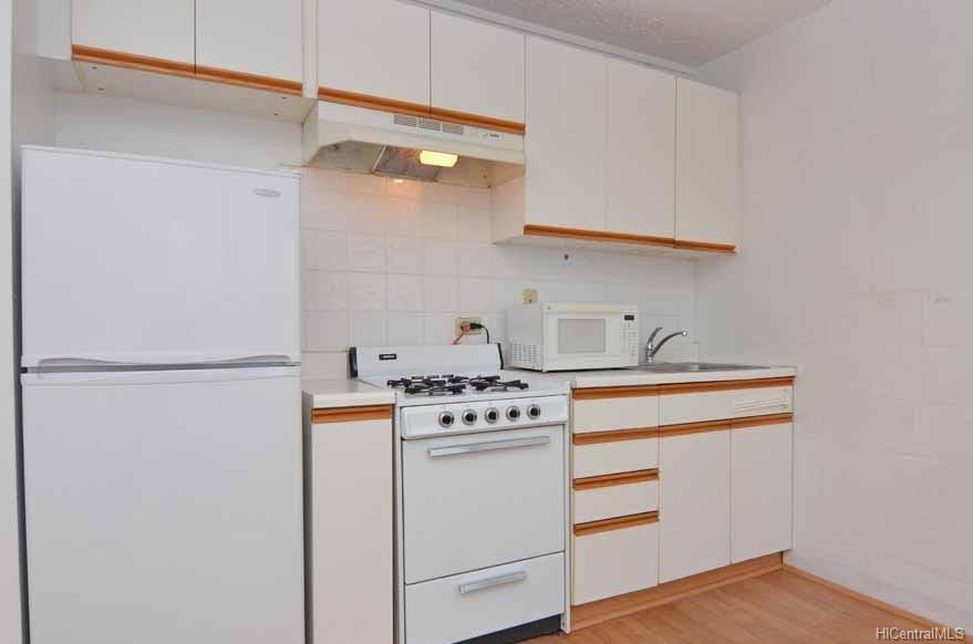 1867 Kaioo Drive  Unit 404
