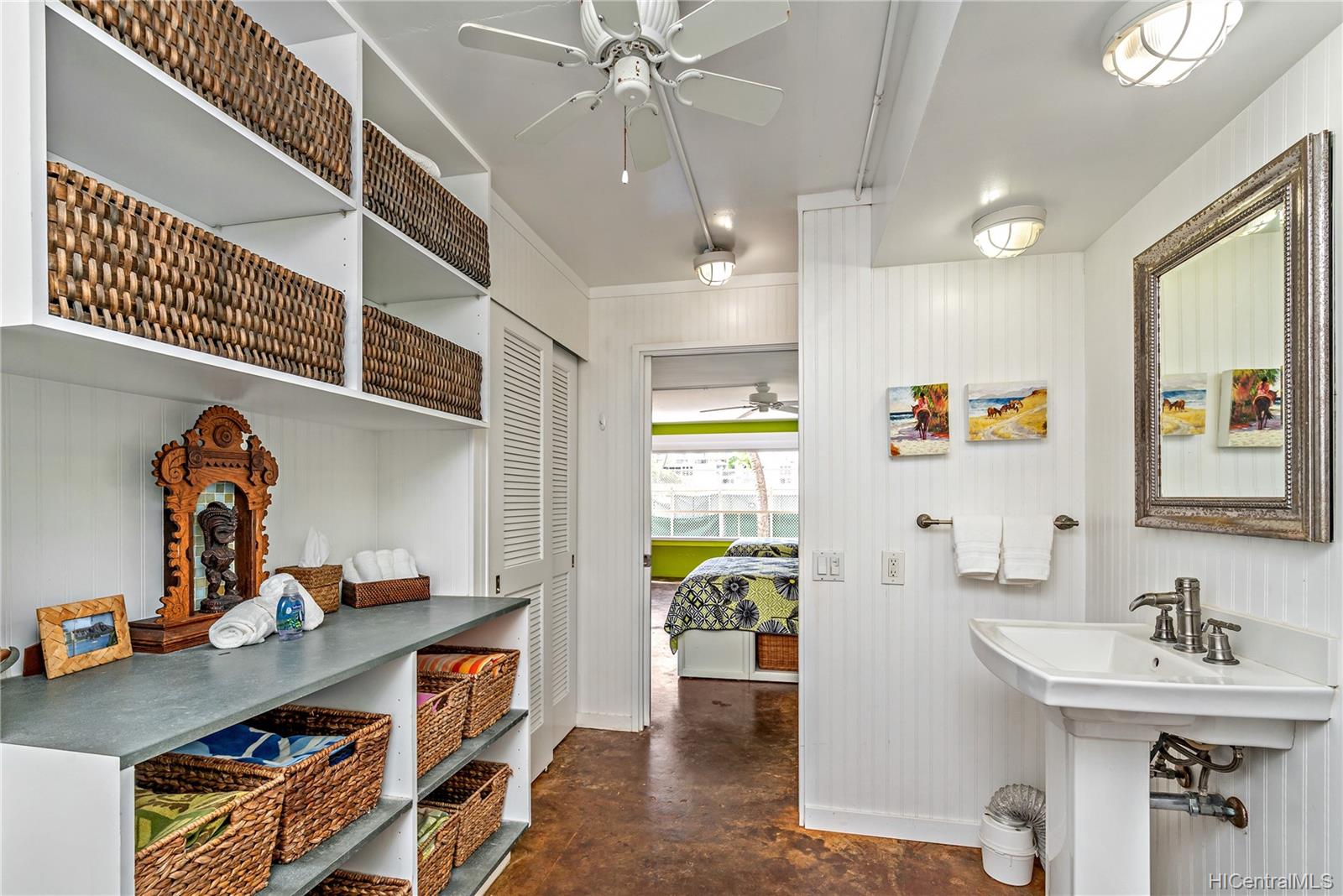 2895 Kalakaua Avenue  Unit 207