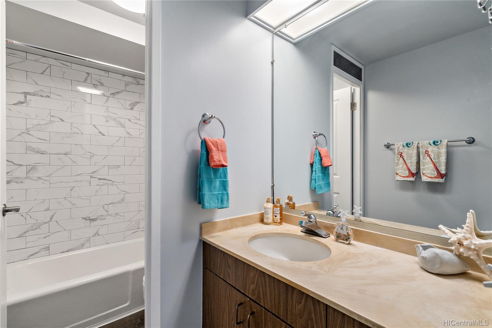 225 Queen Street  Unit 25C