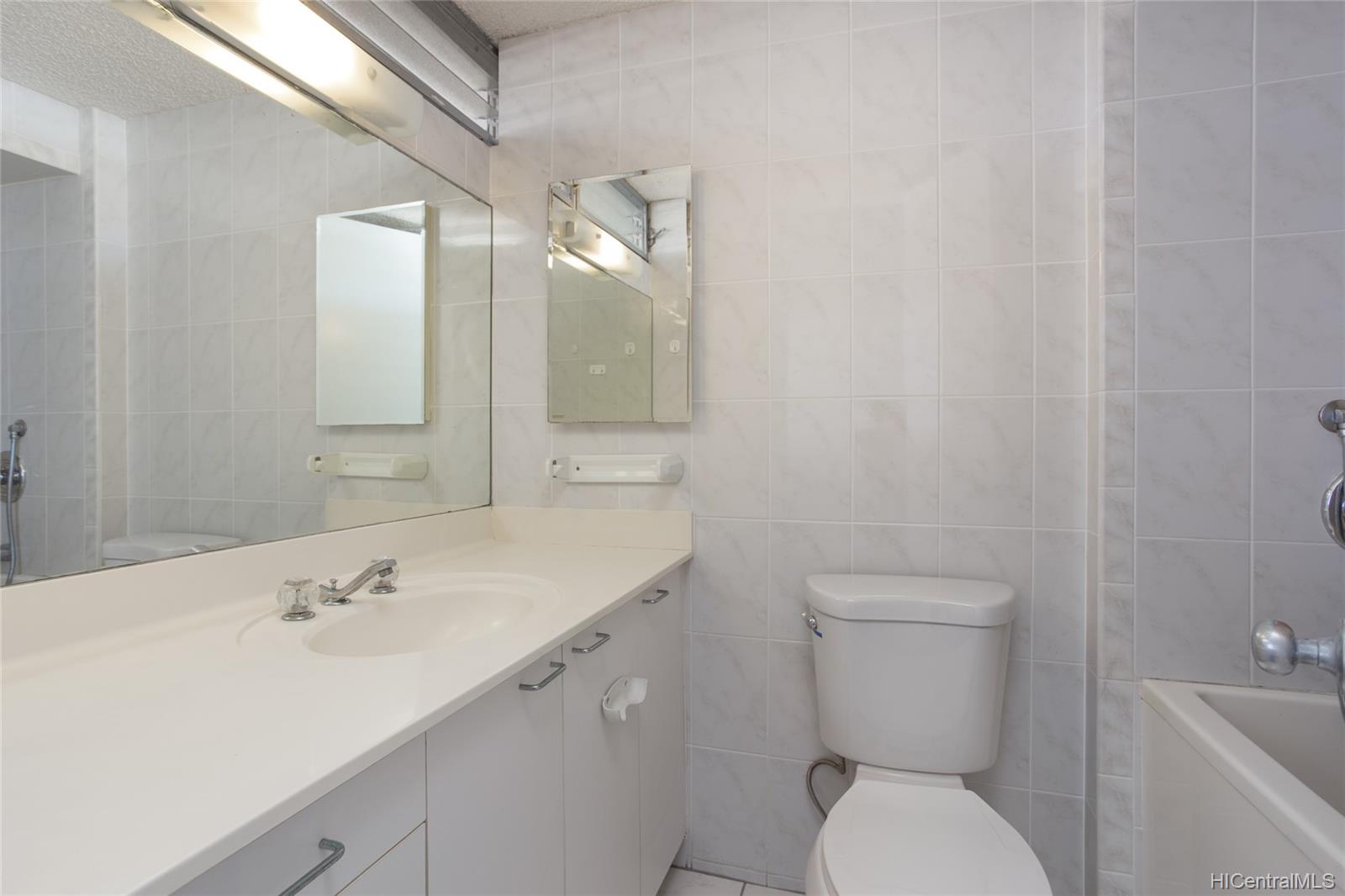 1325 Wilder Avenue  Unit 5 - Makai