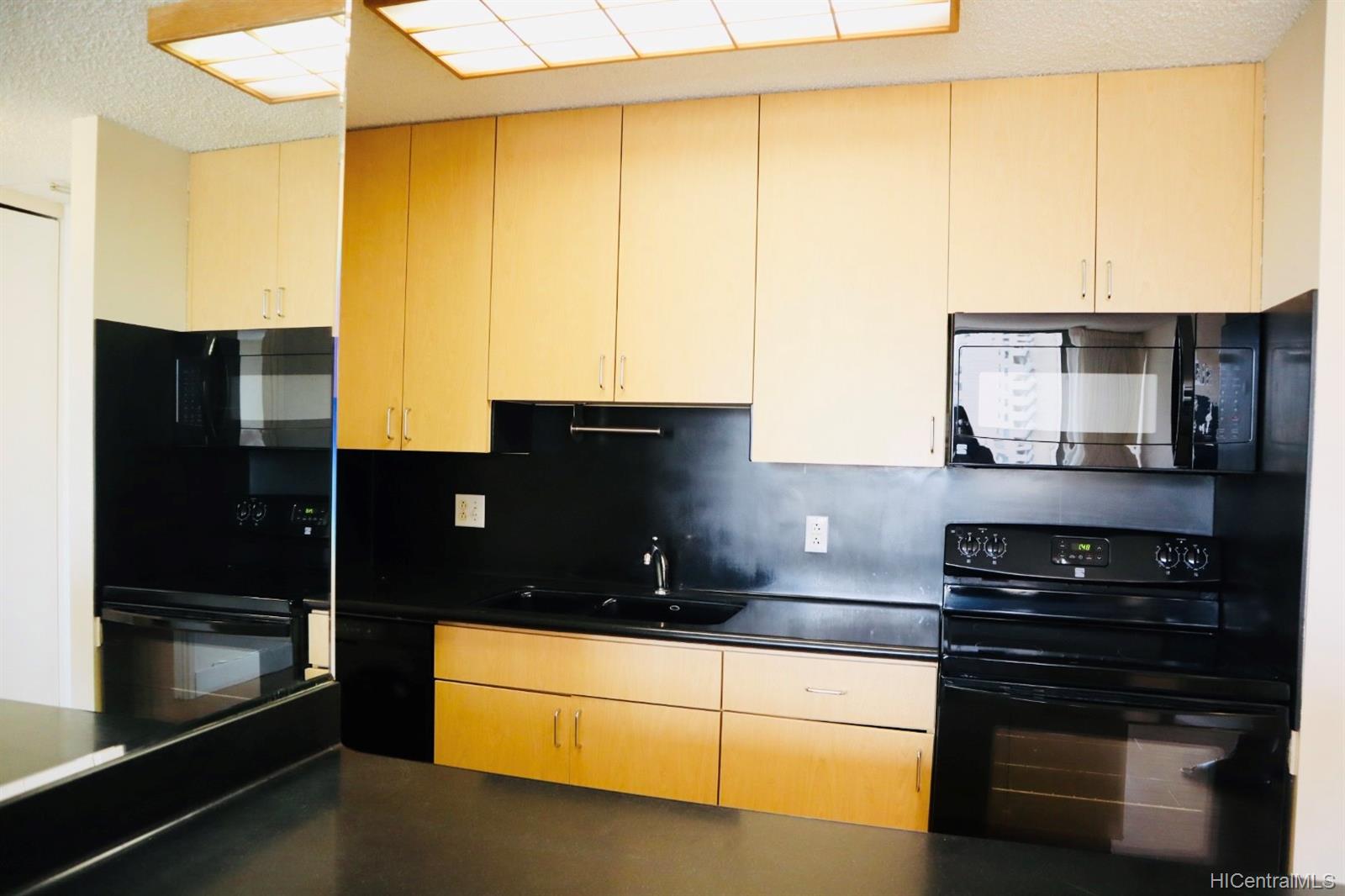 411 Hobron Lane  Unit 1512
