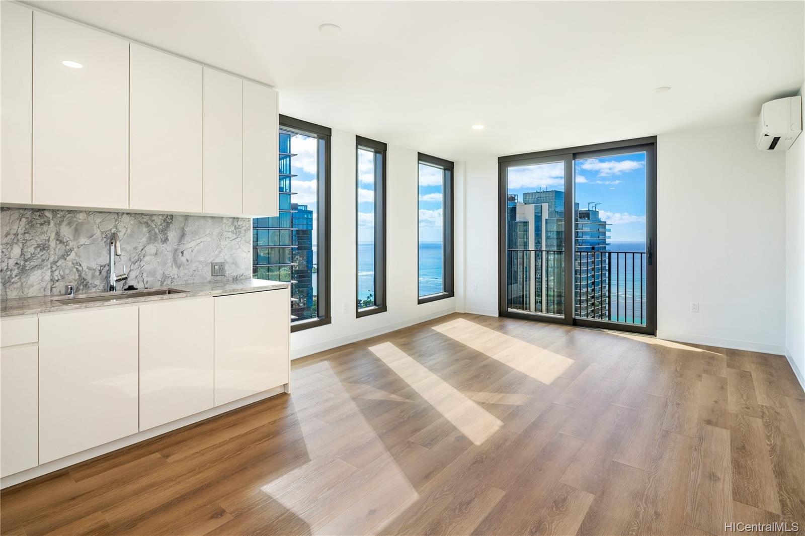 987 Queen Street  Unit 3702