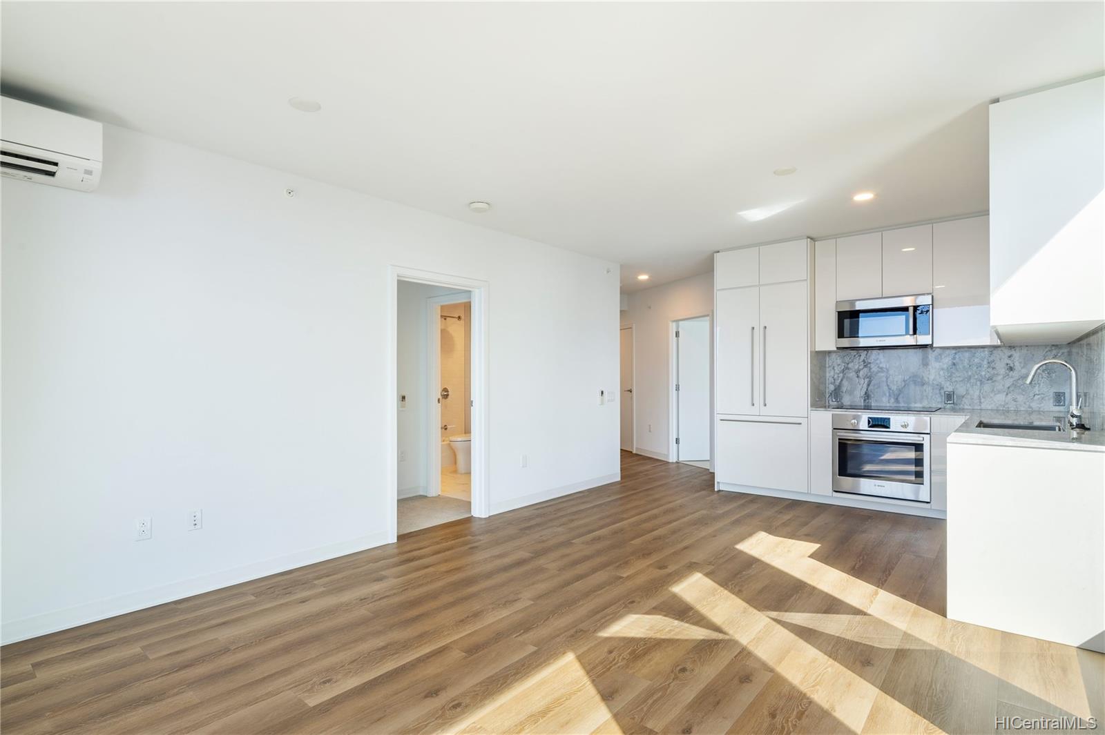 987 Queen Street  Unit 3702