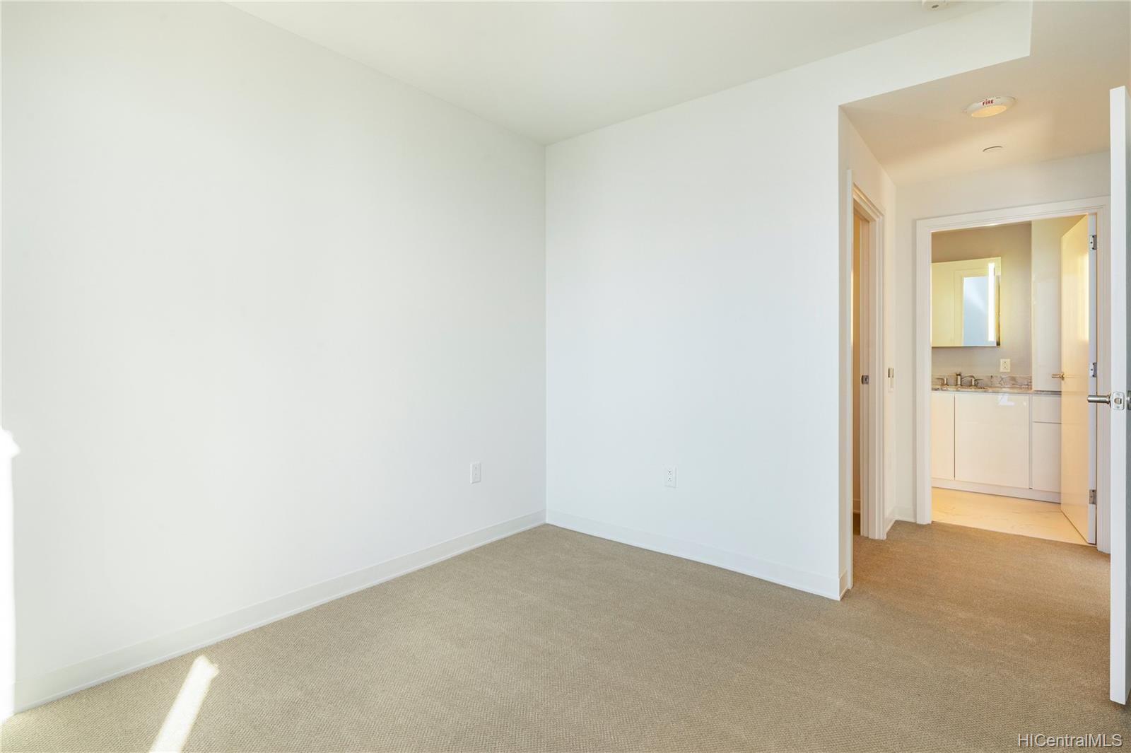 987 Queen Street  Unit 3702