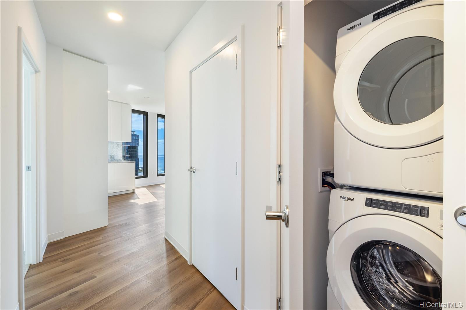 987 Queen Street  Unit 3702