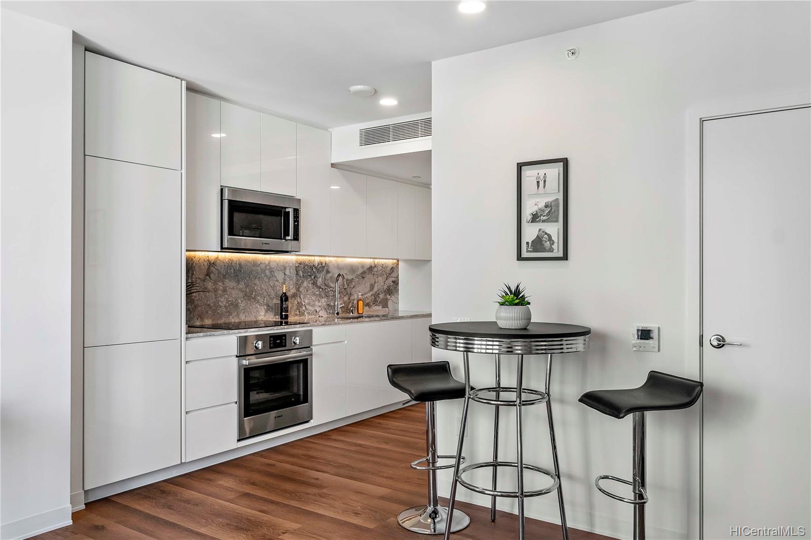 987 Queen Street  Unit 2216