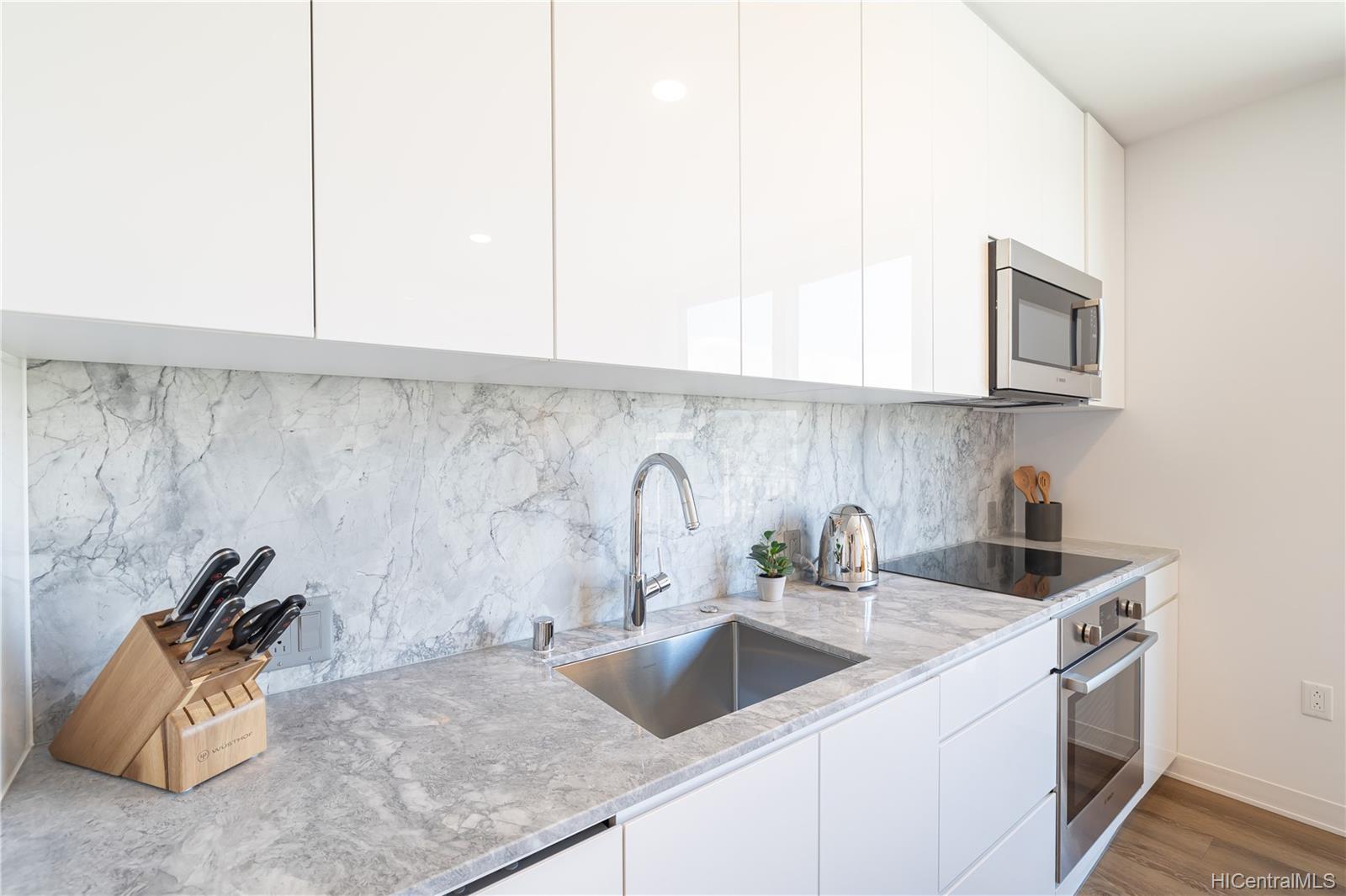 987 Queen Street  Unit 4103