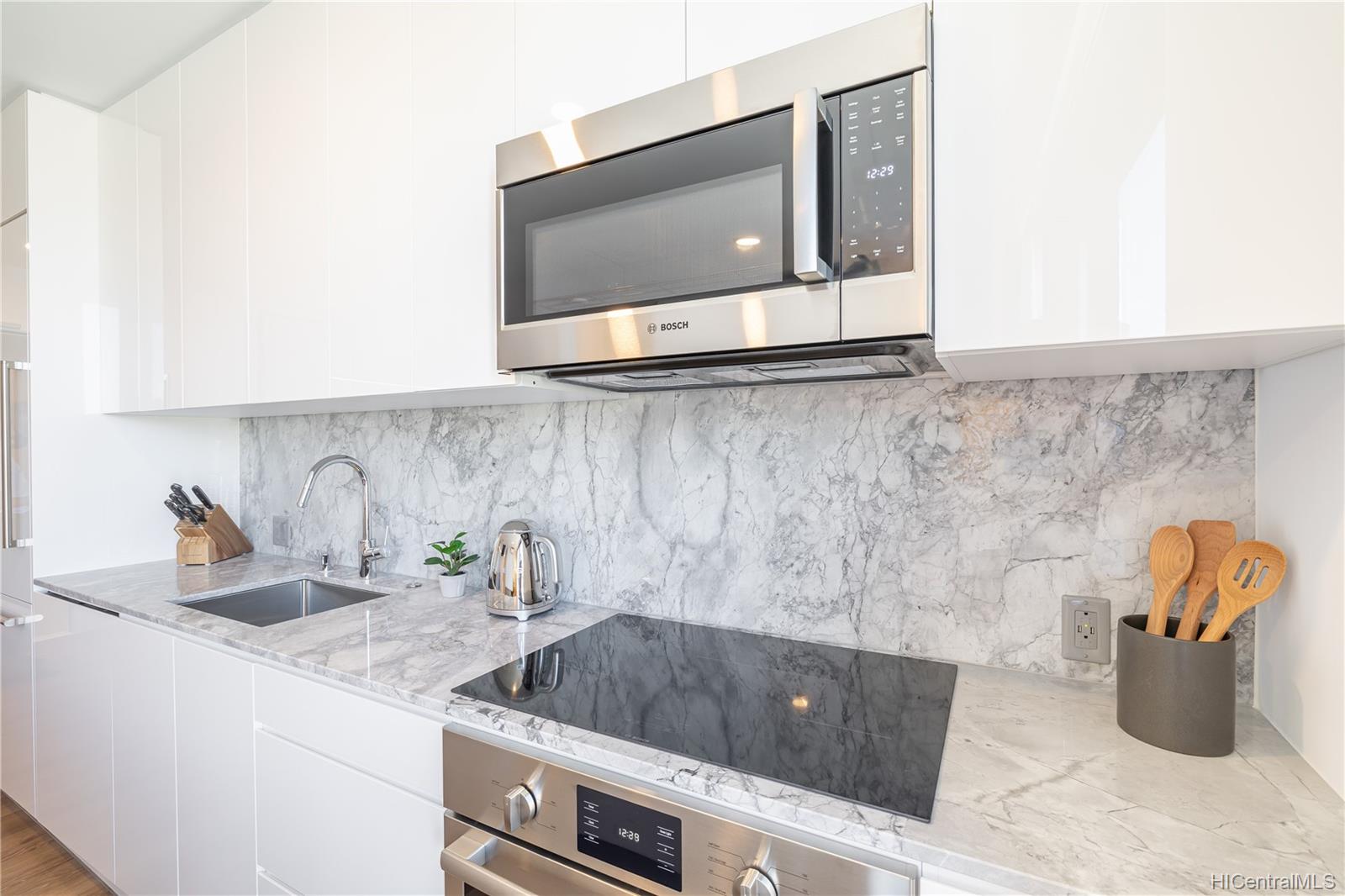 987 Queen Street  Unit 4103