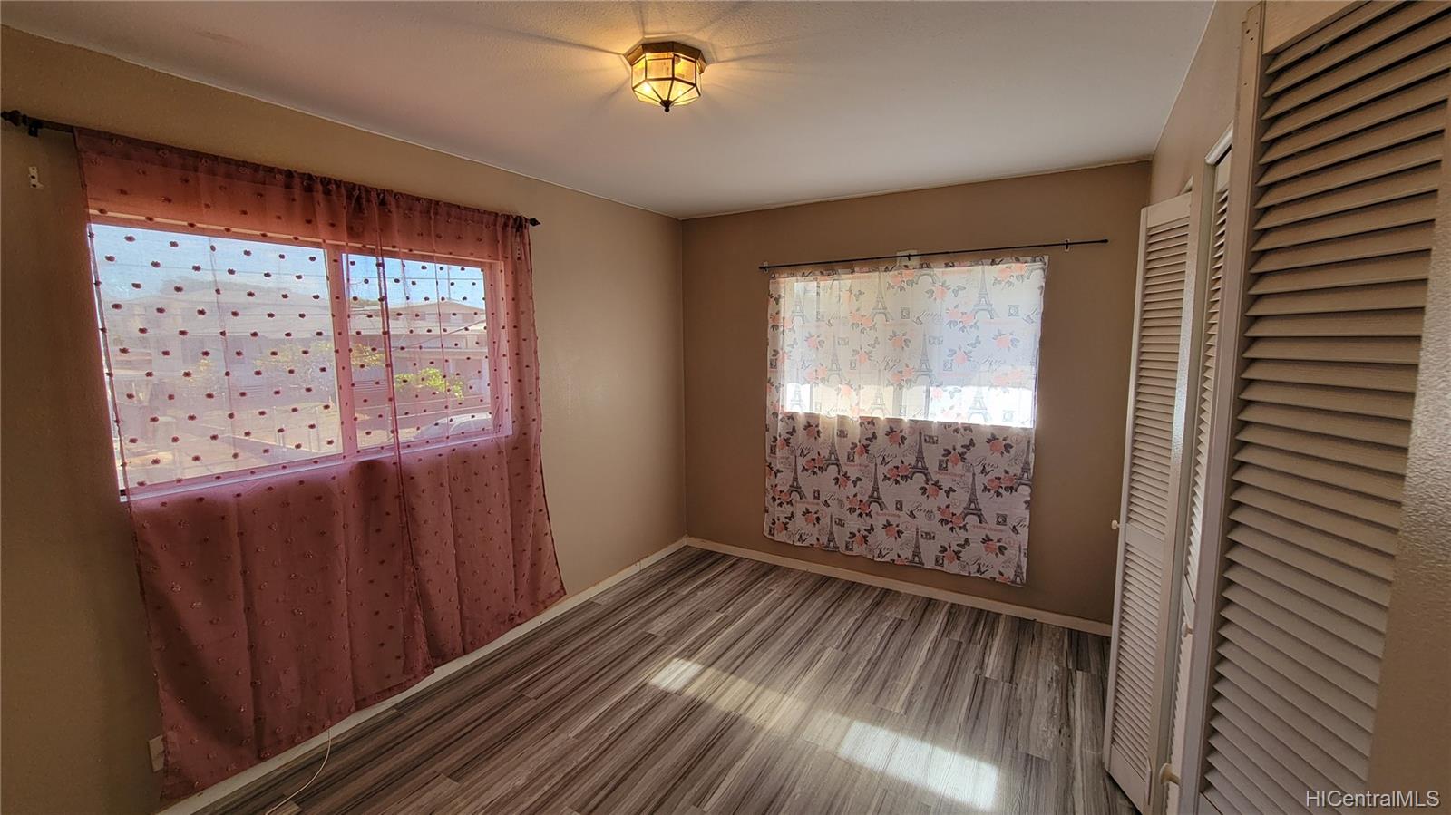 1402 Hoohui Street Pearl City HI 96782 listed 12012021