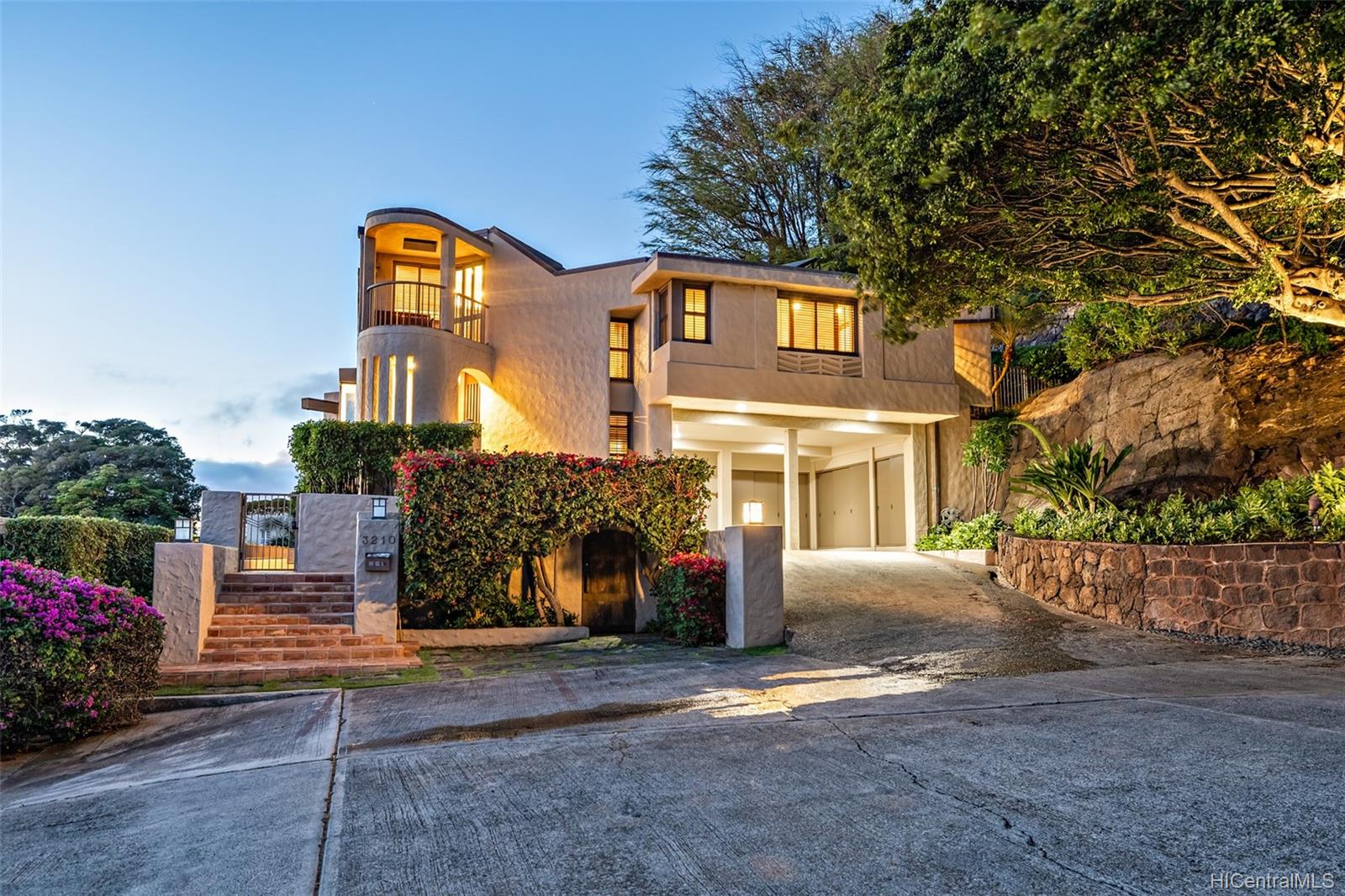 3210 Diamond Head Road  Unit 4