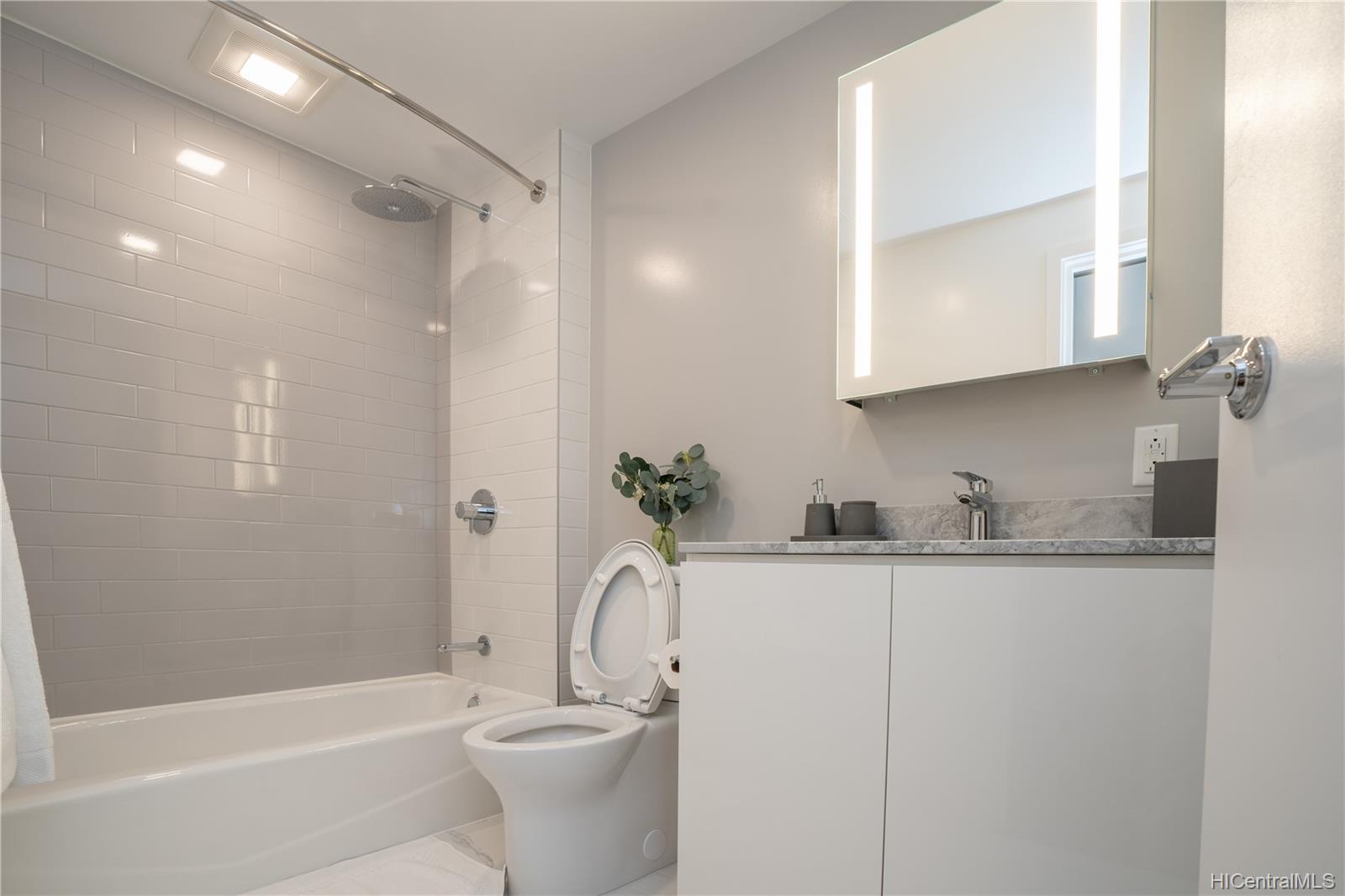 987 Queen Street  Unit 606