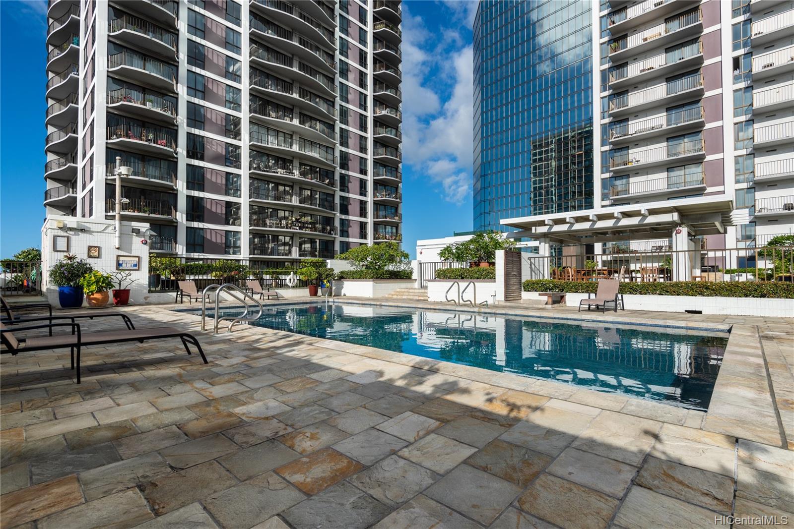 225 Queen Street  Unit 9G