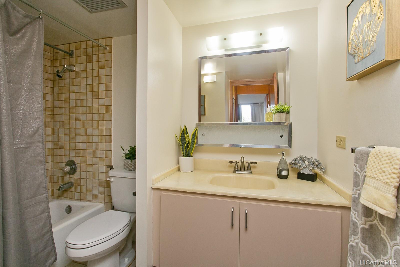 2825 S King Street  Unit 201