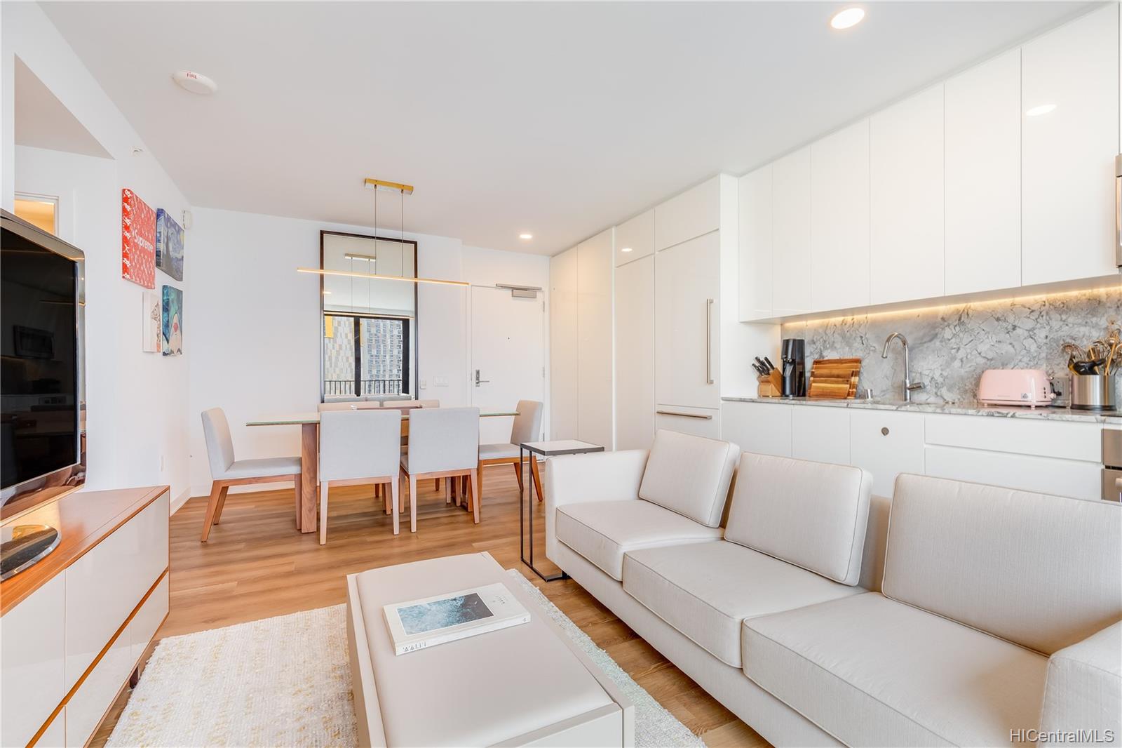 987 Queen Street  Unit 2303