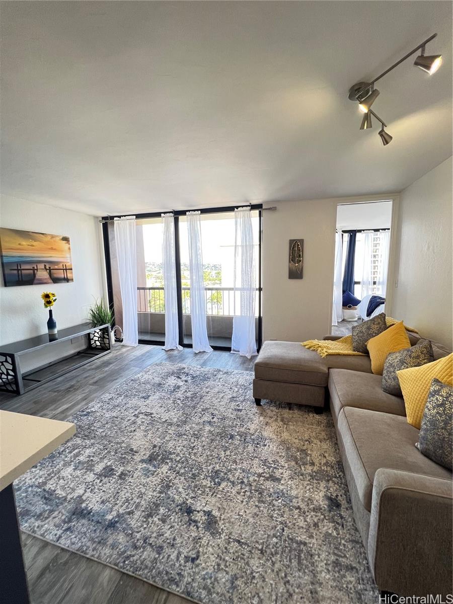 320 Liliuokalani Avenue  Unit 902