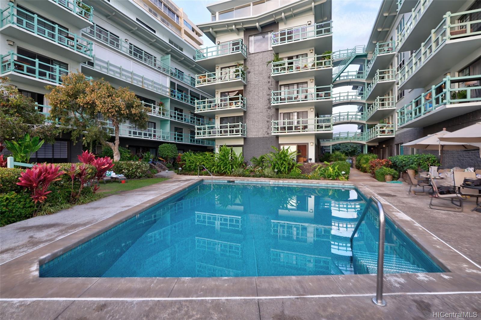 2957 Kalakaua Avenue  Unit 211