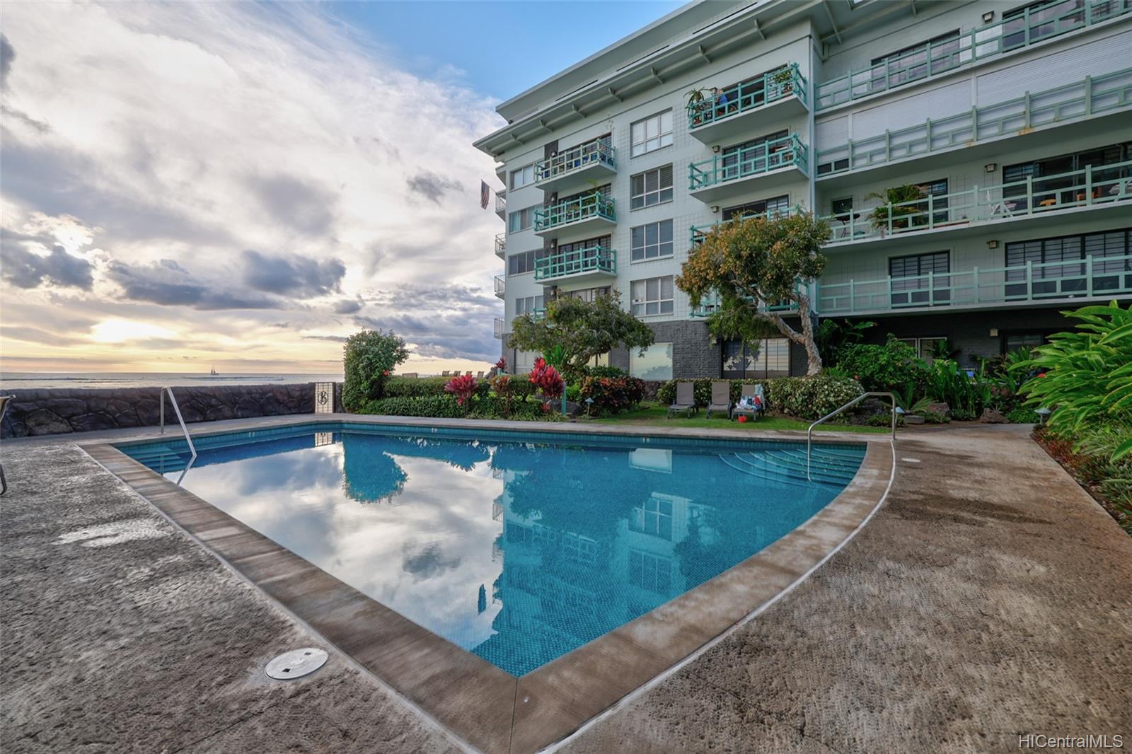 2957 Kalakaua Avenue  Unit 211