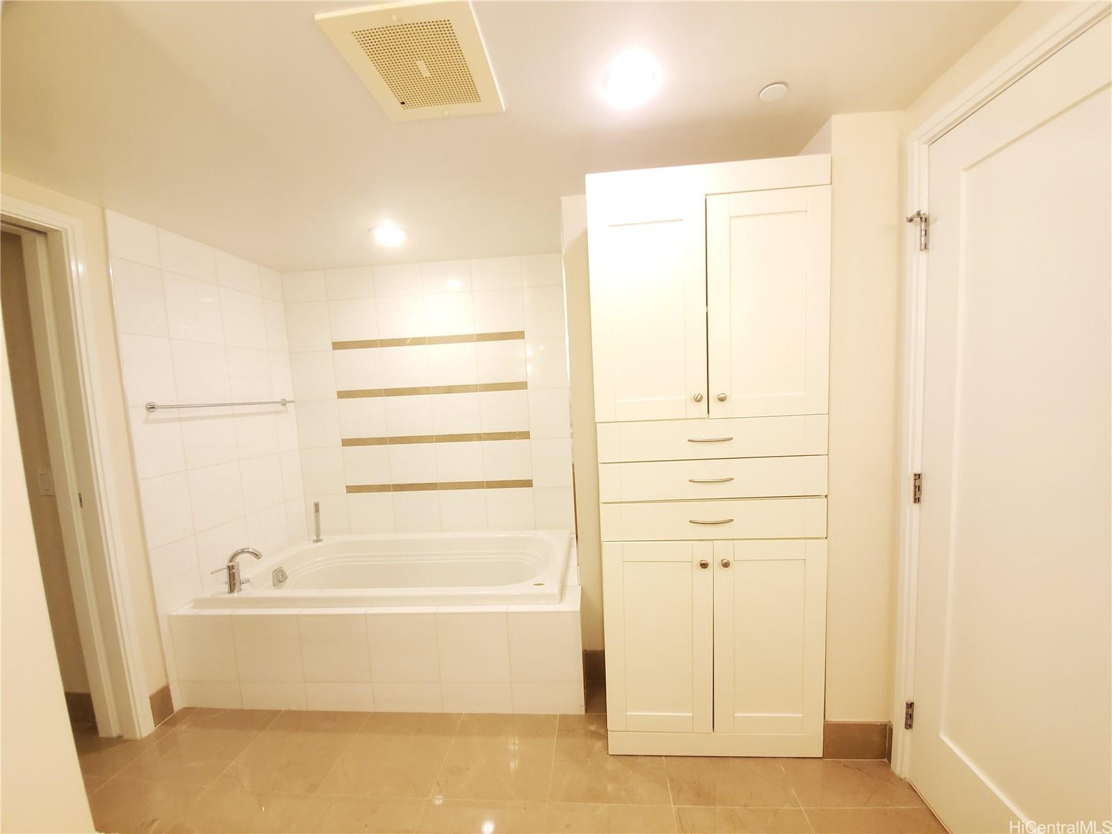 1177 Queen Street  Unit 3205