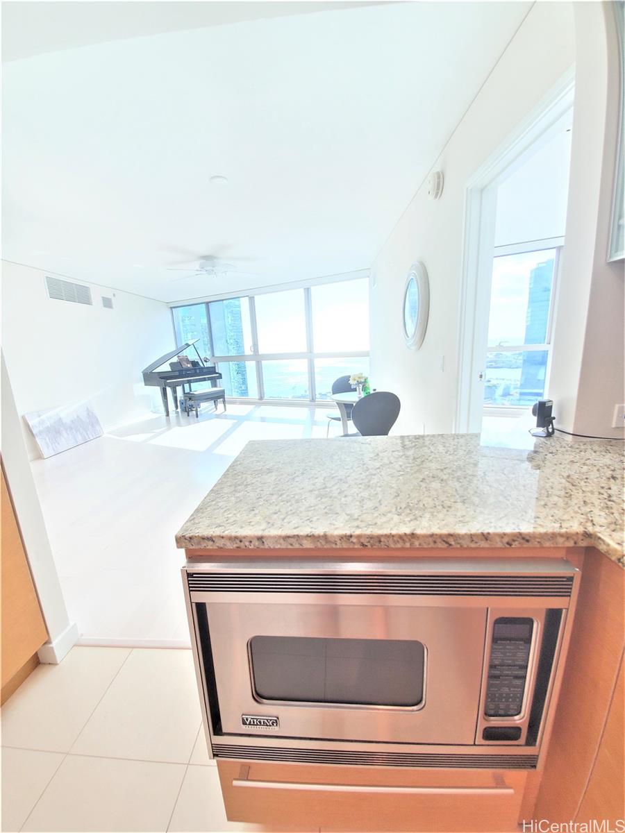 1177 Queen Street  Unit 3205