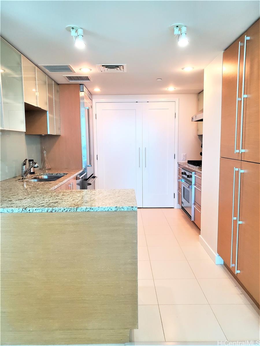 1177 Queen Street  Unit 3205