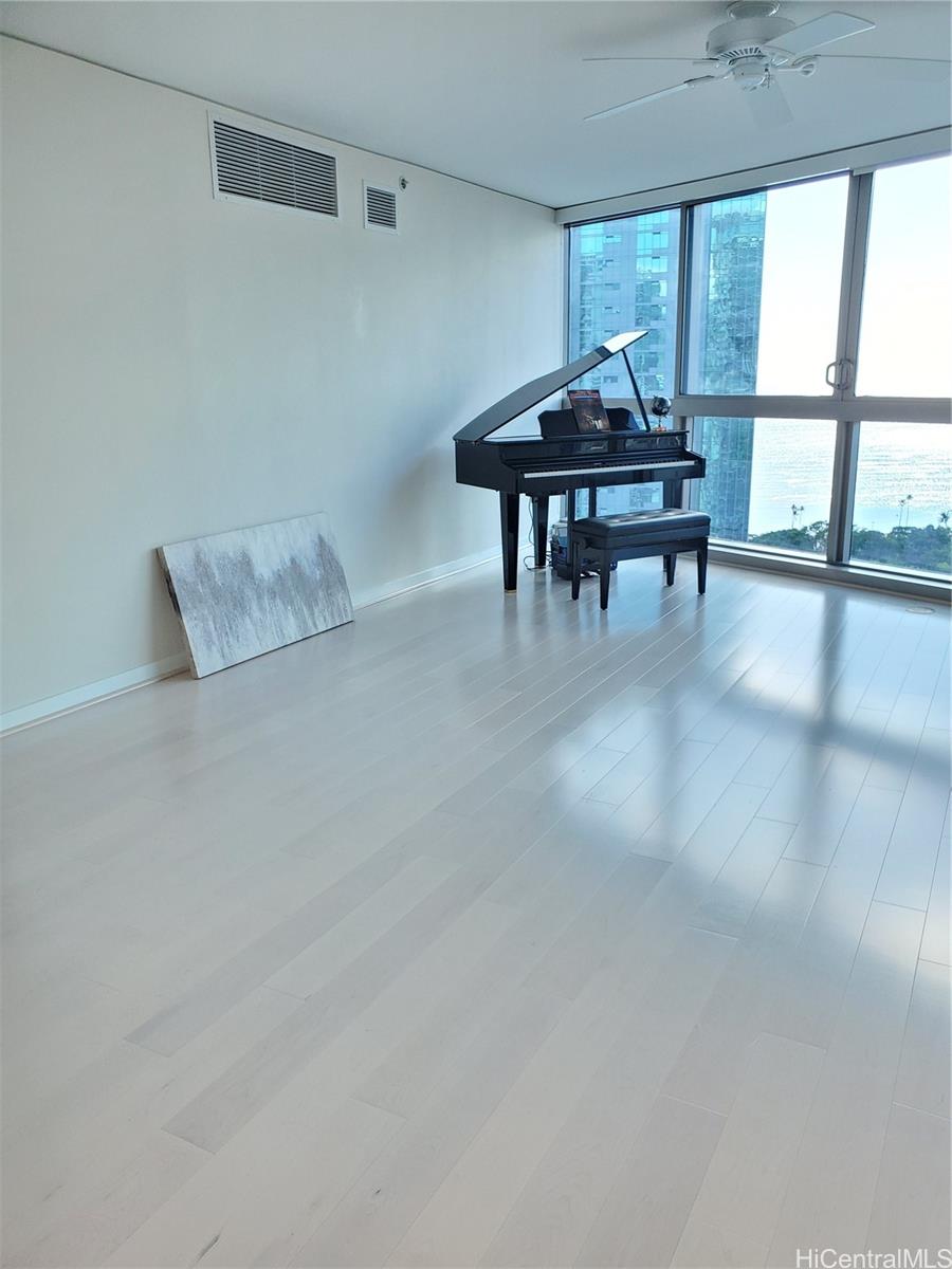 1177 Queen Street  Unit 3205