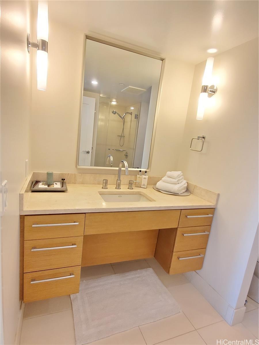 1177 Queen Street  Unit 3205