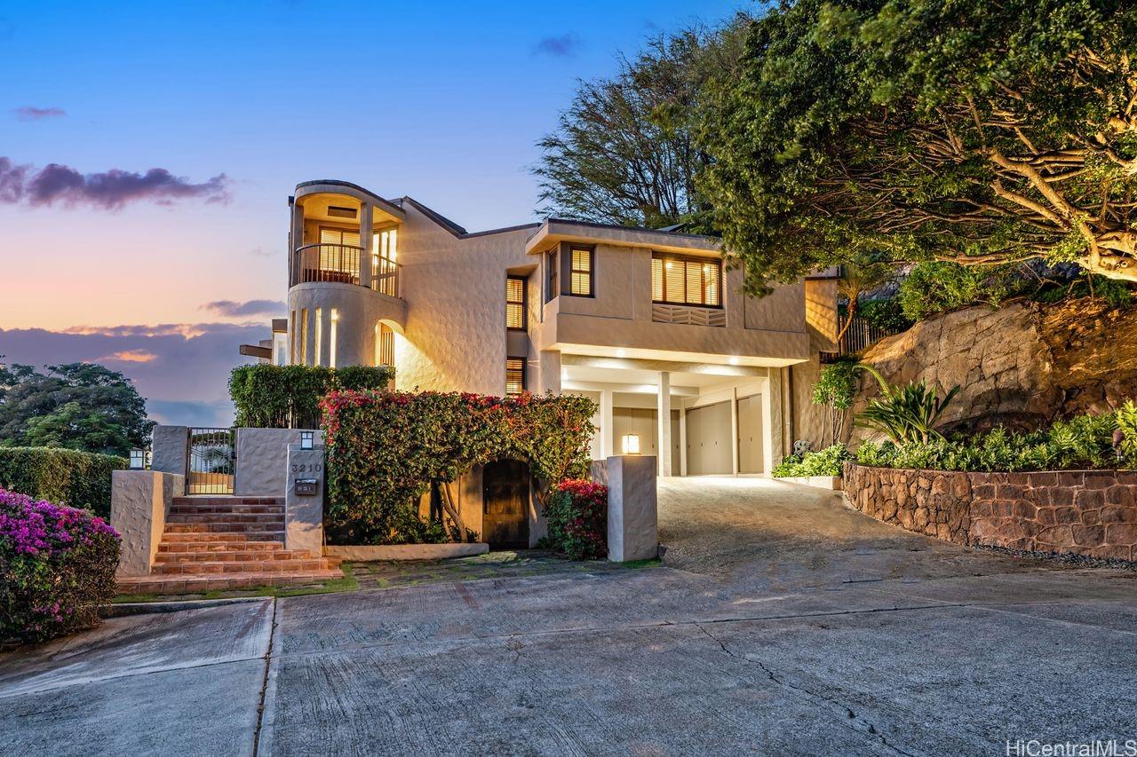 3210 Diamond Head Road  Unit 4
