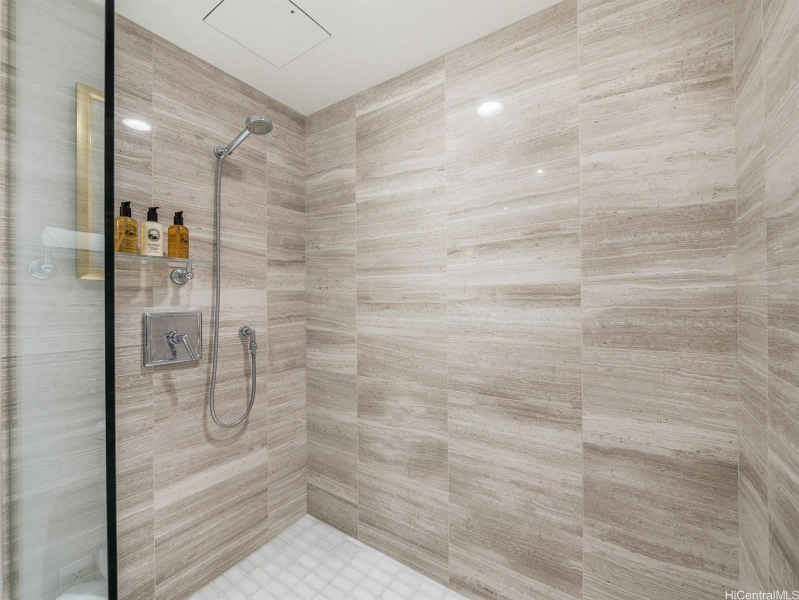 Photo 18 of 25