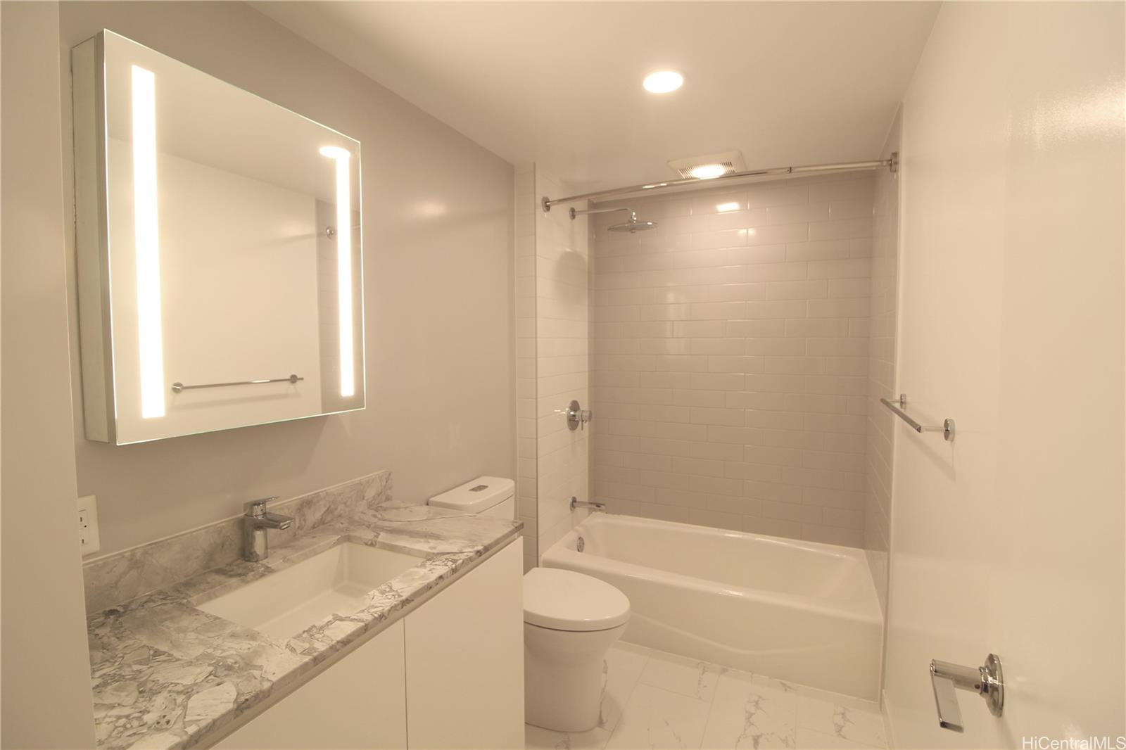 987 Queen Street  Unit 3516