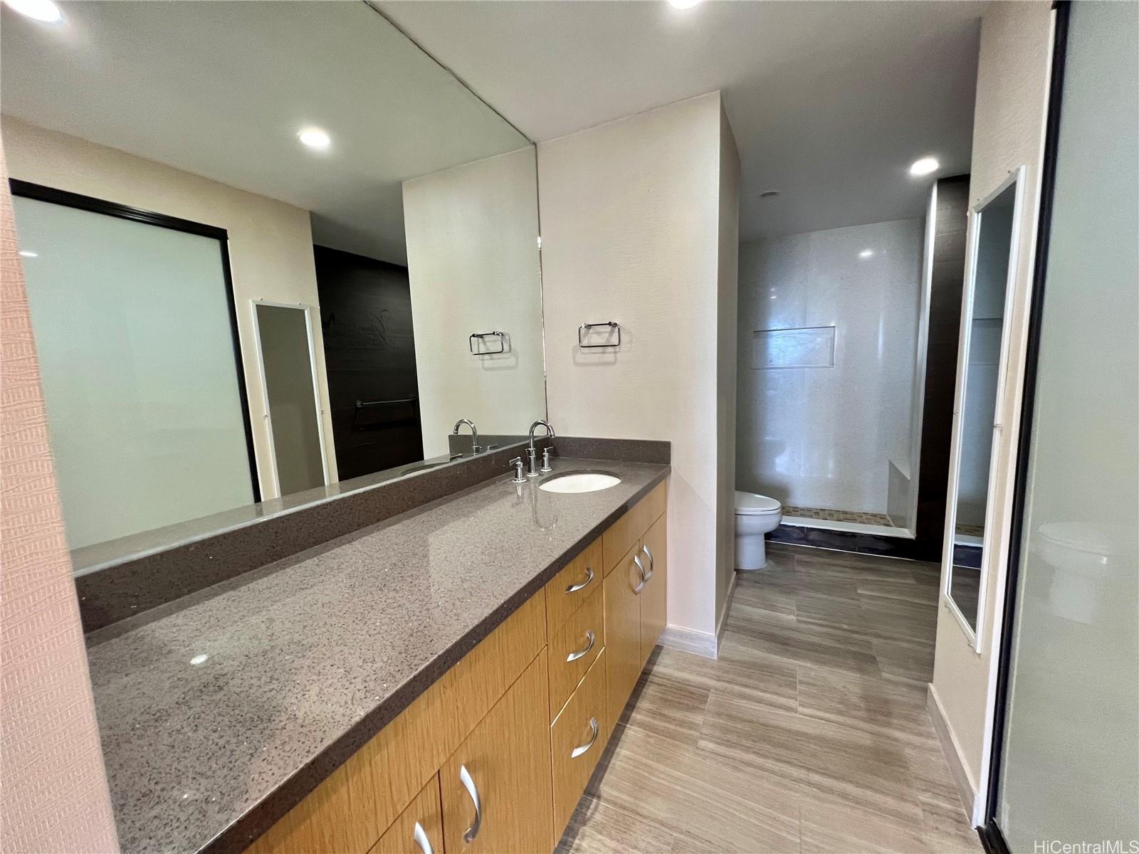 500 University Avenue  Unit 904