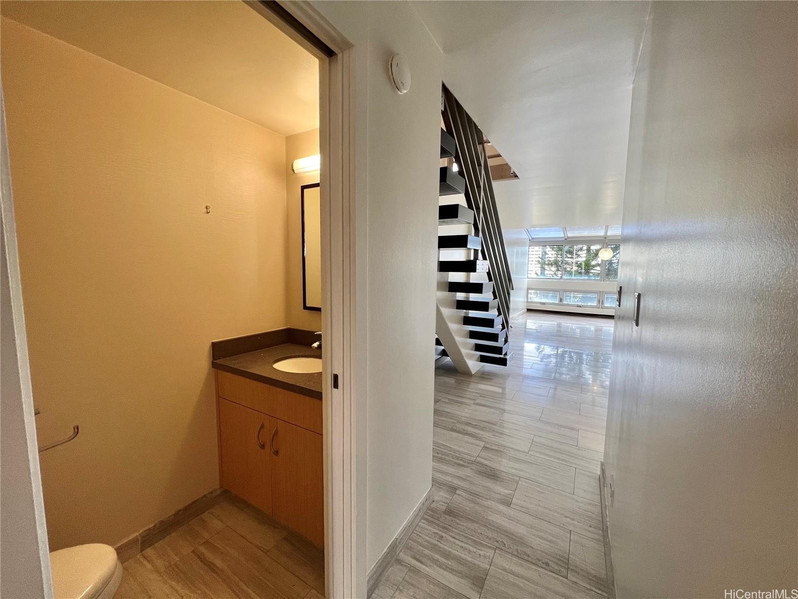 500 University Avenue  Unit 904