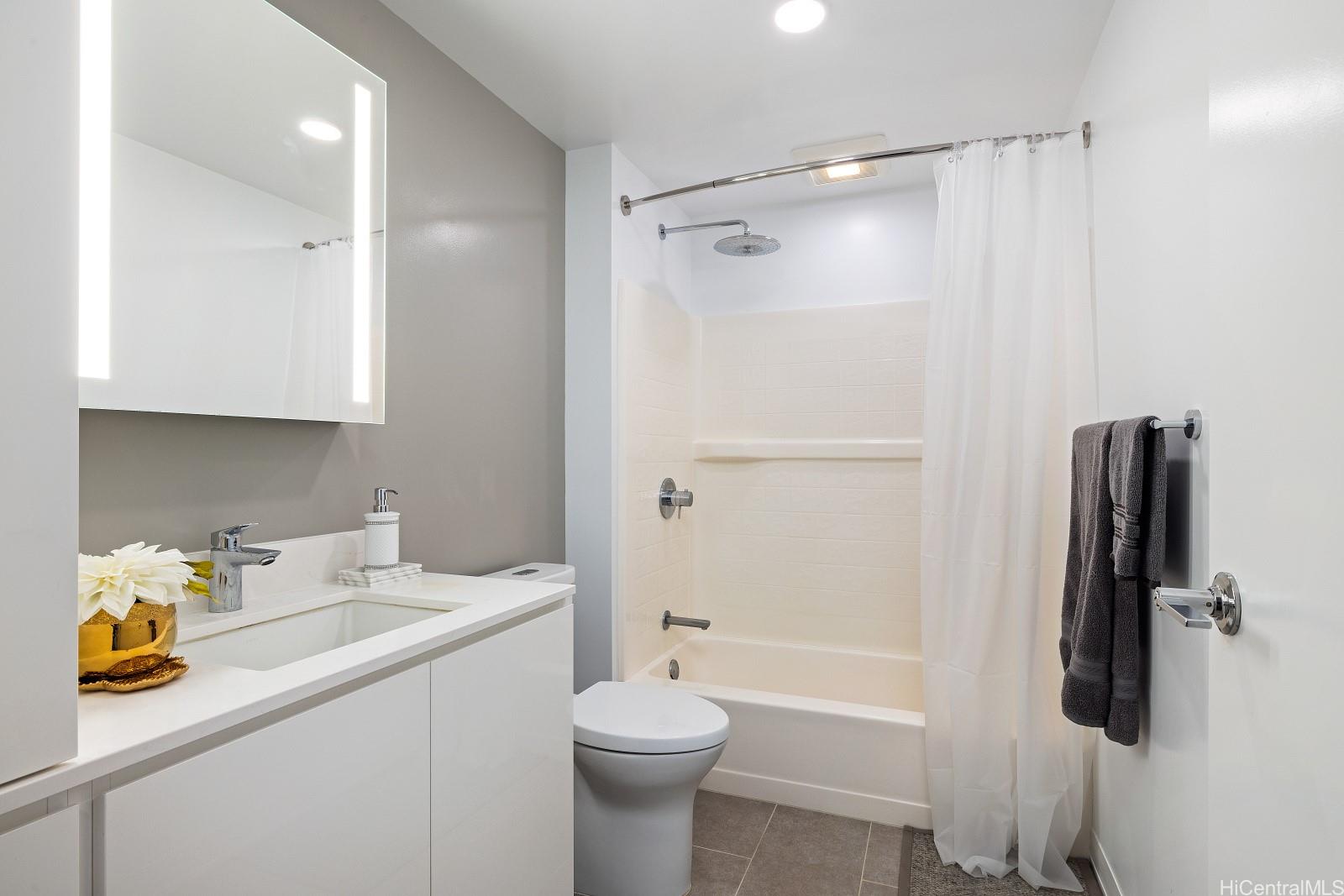 987 Queen Street  Unit 911