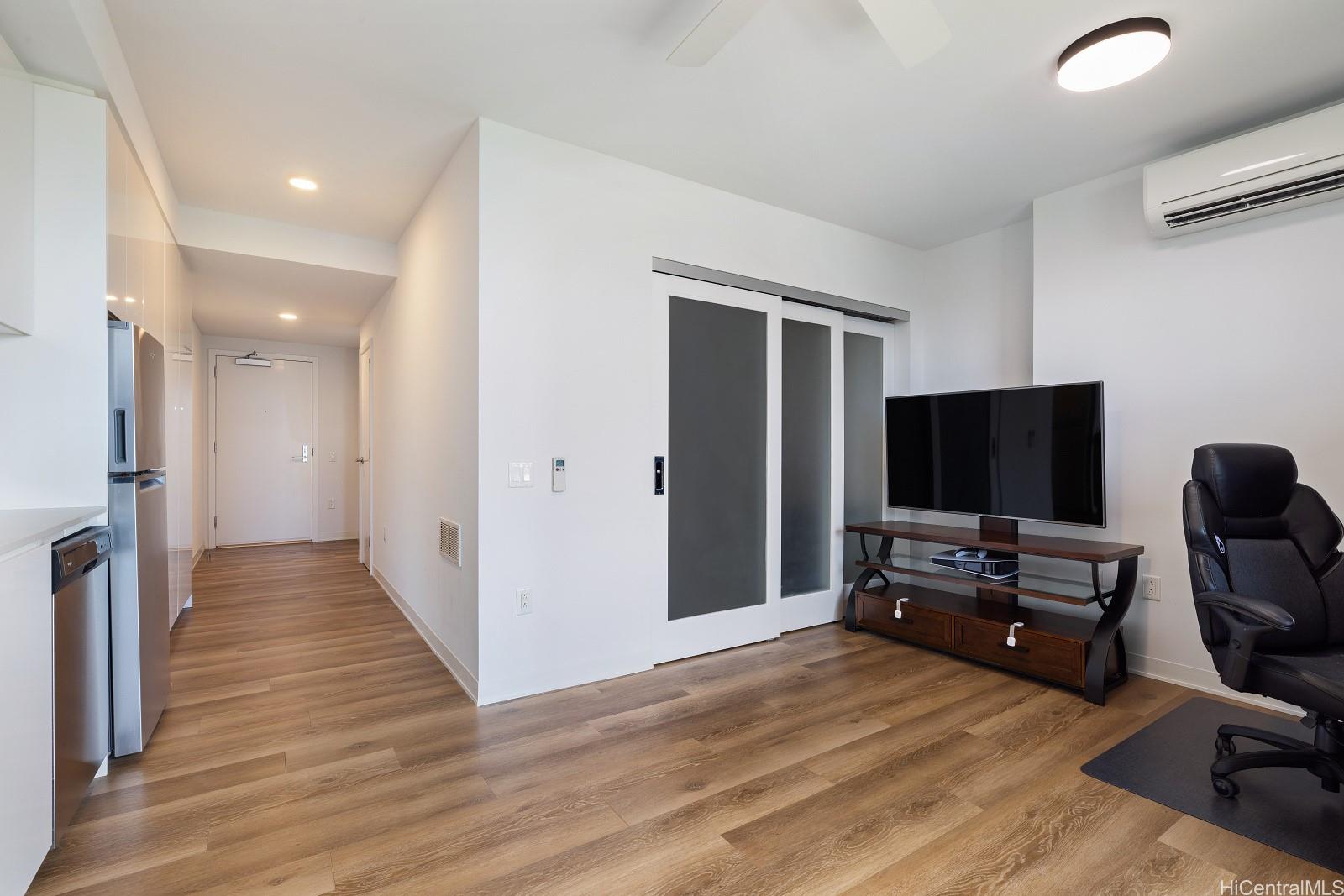 987 Queen Street  Unit 911