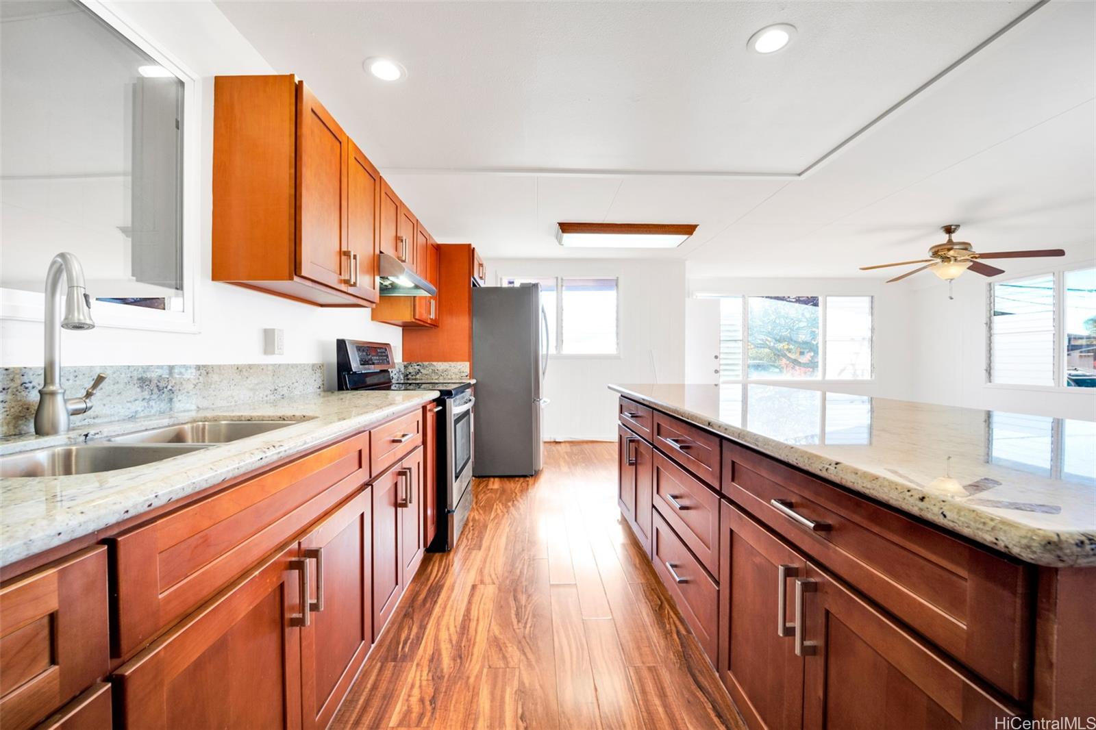 1368 Hoohui Street Pearl City HI 96782 listed 01132024