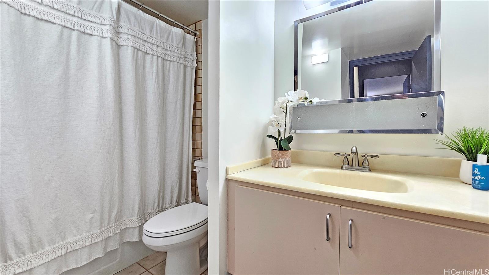 2825 S King Street  Unit 201
