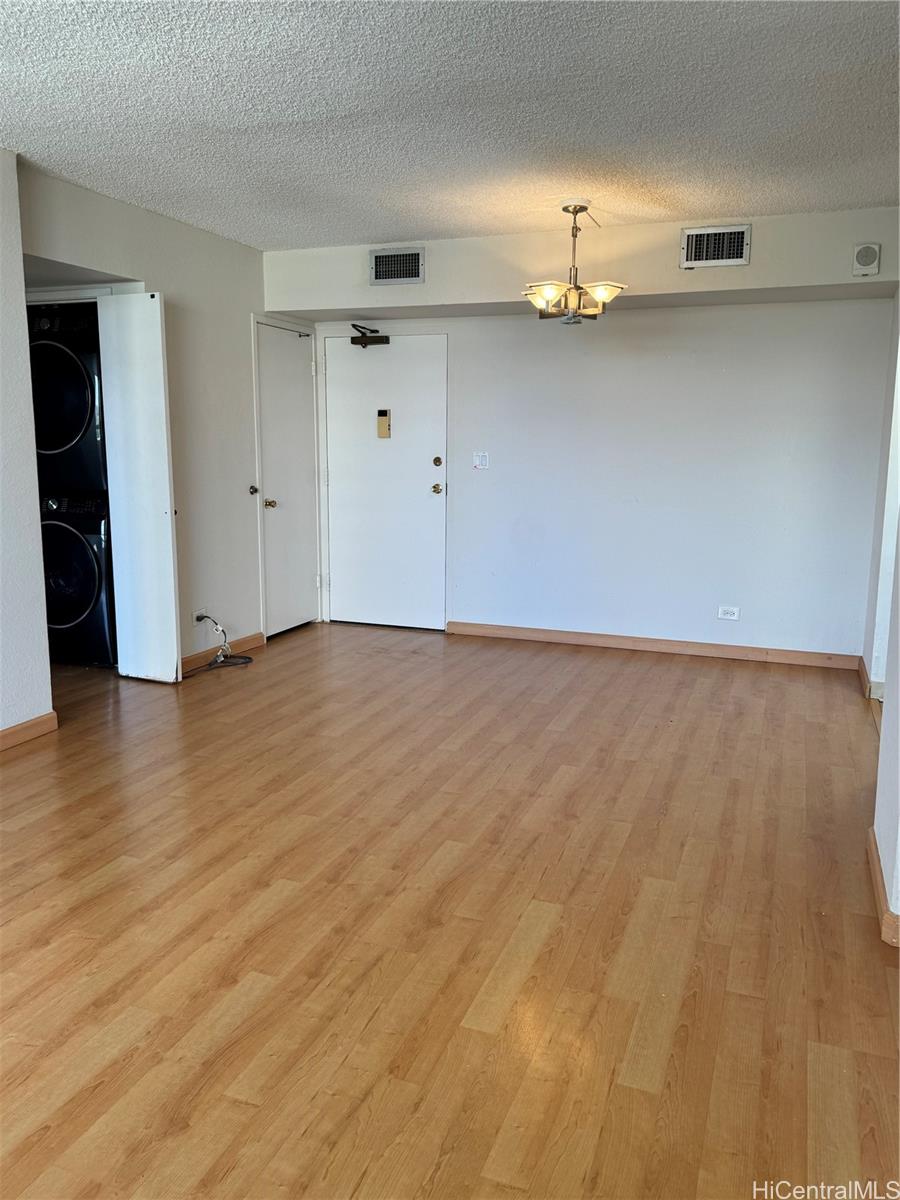 Photo 3 of 25